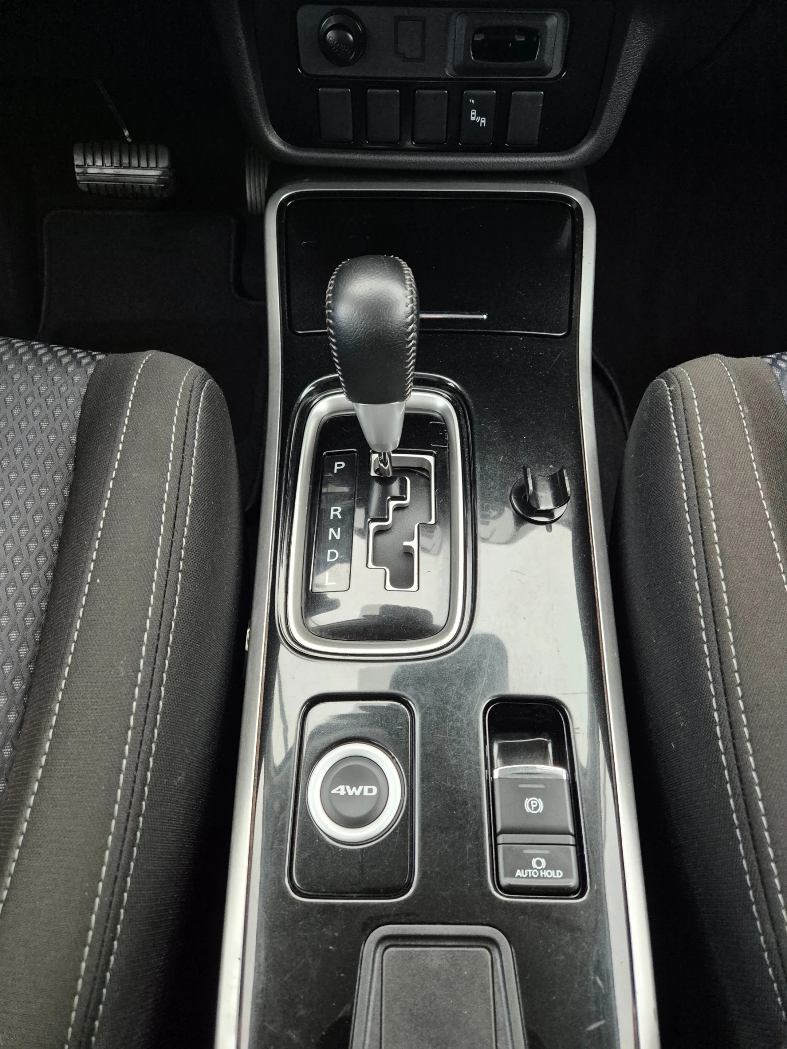 Mitsubishi Outlander 2.2DI-D* AUTOMAT* 4×4* , снимка 15 - Автомобили и джипове - 54588098