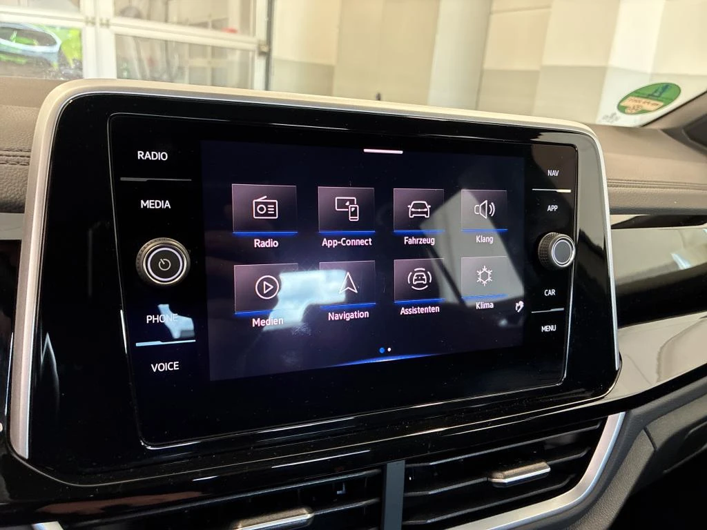 VW T-Roc 1.0 TSI R-Line Навигация, снимка 10 - Автомобили и джипове - 56068923