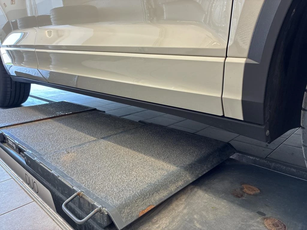 VW T-Roc 1.0 TSI R-Line Навигация, снимка 13 - Автомобили и джипове - 56068923
