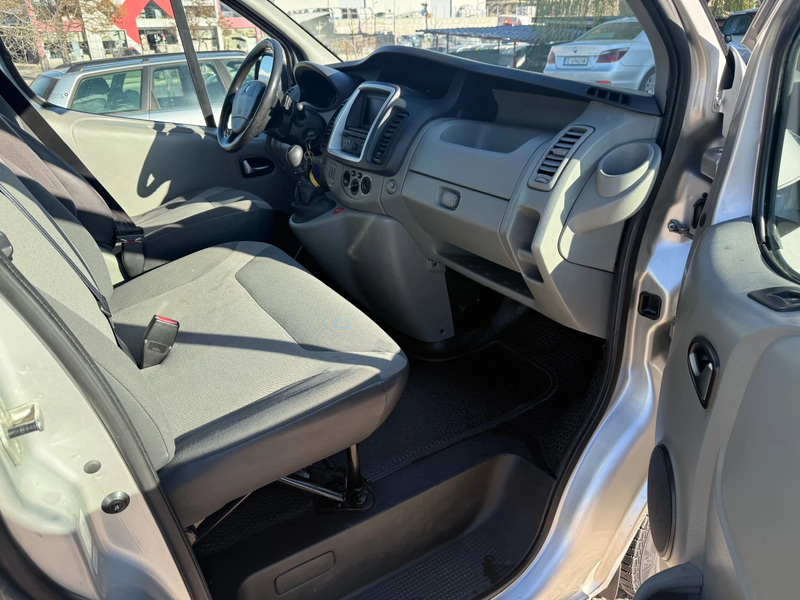 Renault Trafic 2.0dci 115кс 279000, снимка 9 - Бусове и автобуси - 53819979