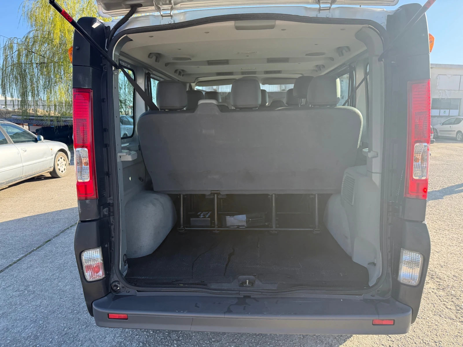 Renault Trafic 2.0dci 115кс 279000, снимка 12 - Бусове и автобуси - 53819979