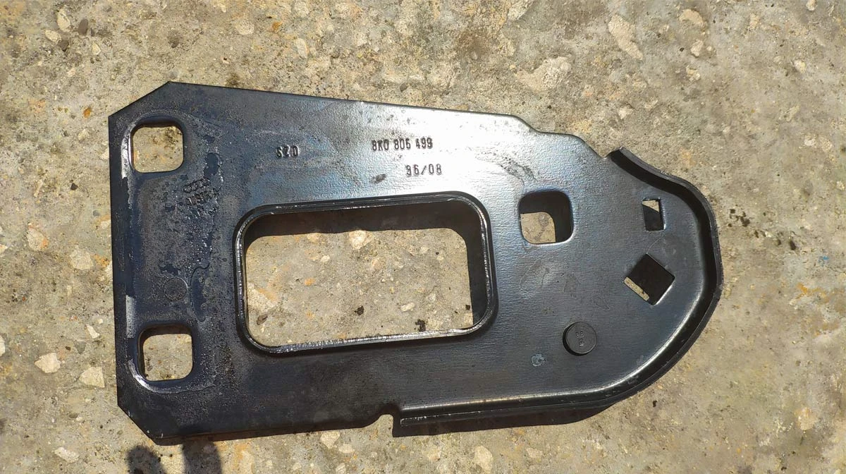 Държач предна броня Audi A5 8T 8k0805499