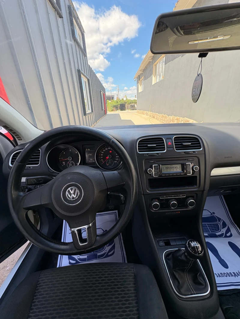 VW Golf 1.6 TDi, снимка 11 - Автомобили и джипове - 52110065