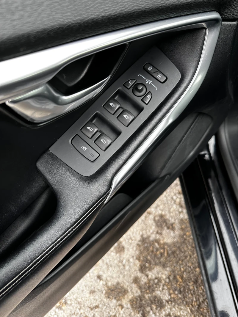 Volvo V40 R-Design напълно обслужен, снимка 14 - Автомобили и джипове - 53221247