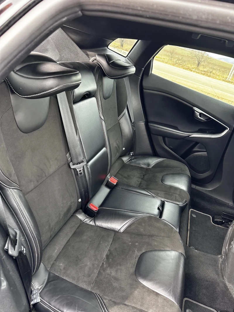 Volvo V40 R-Design напълно обслужен, снимка 11 - Автомобили и джипове - 53221247