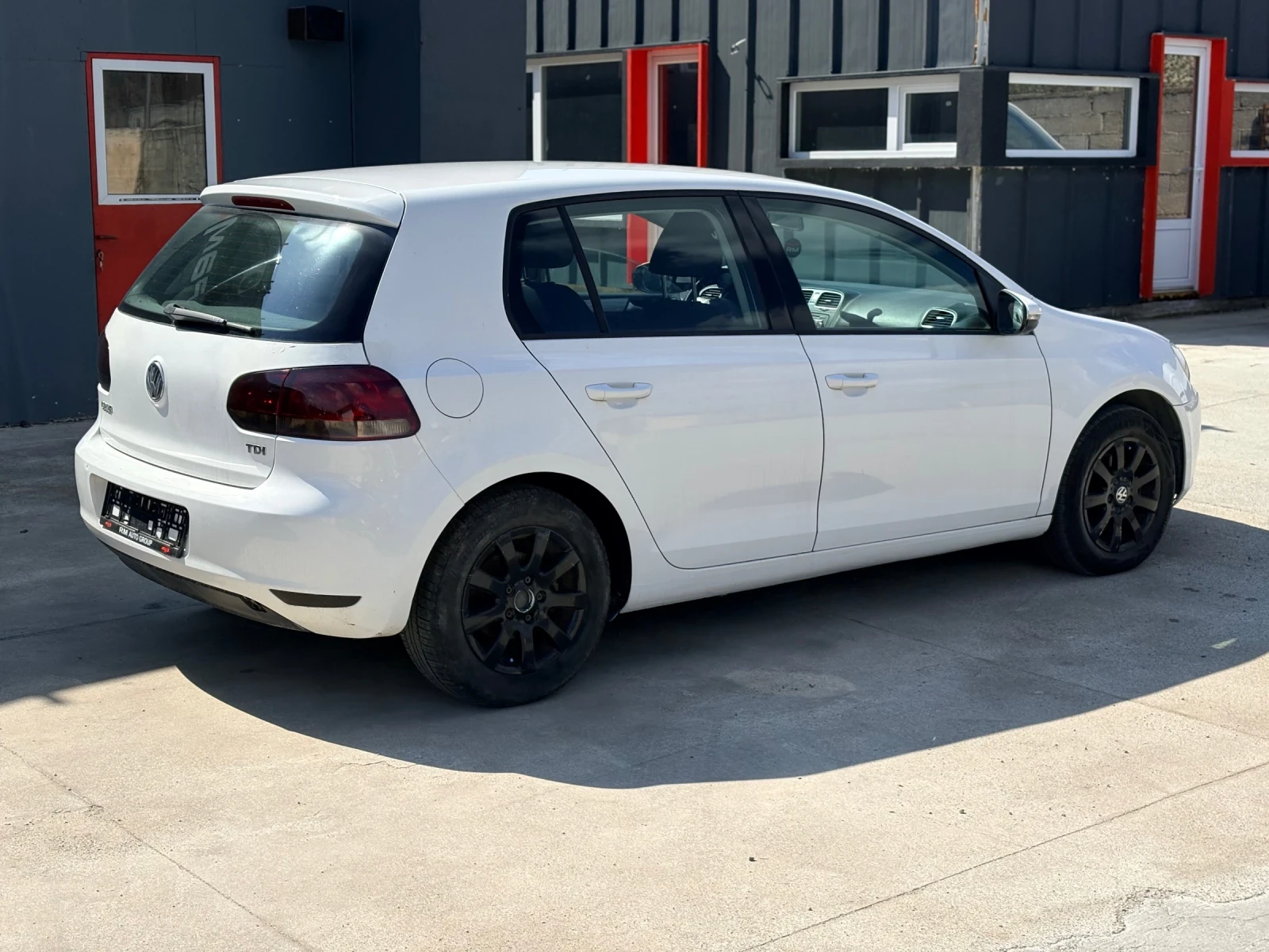 VW Golf 1.6 TDi, снимка 4 - Автомобили и джипове - 54177119