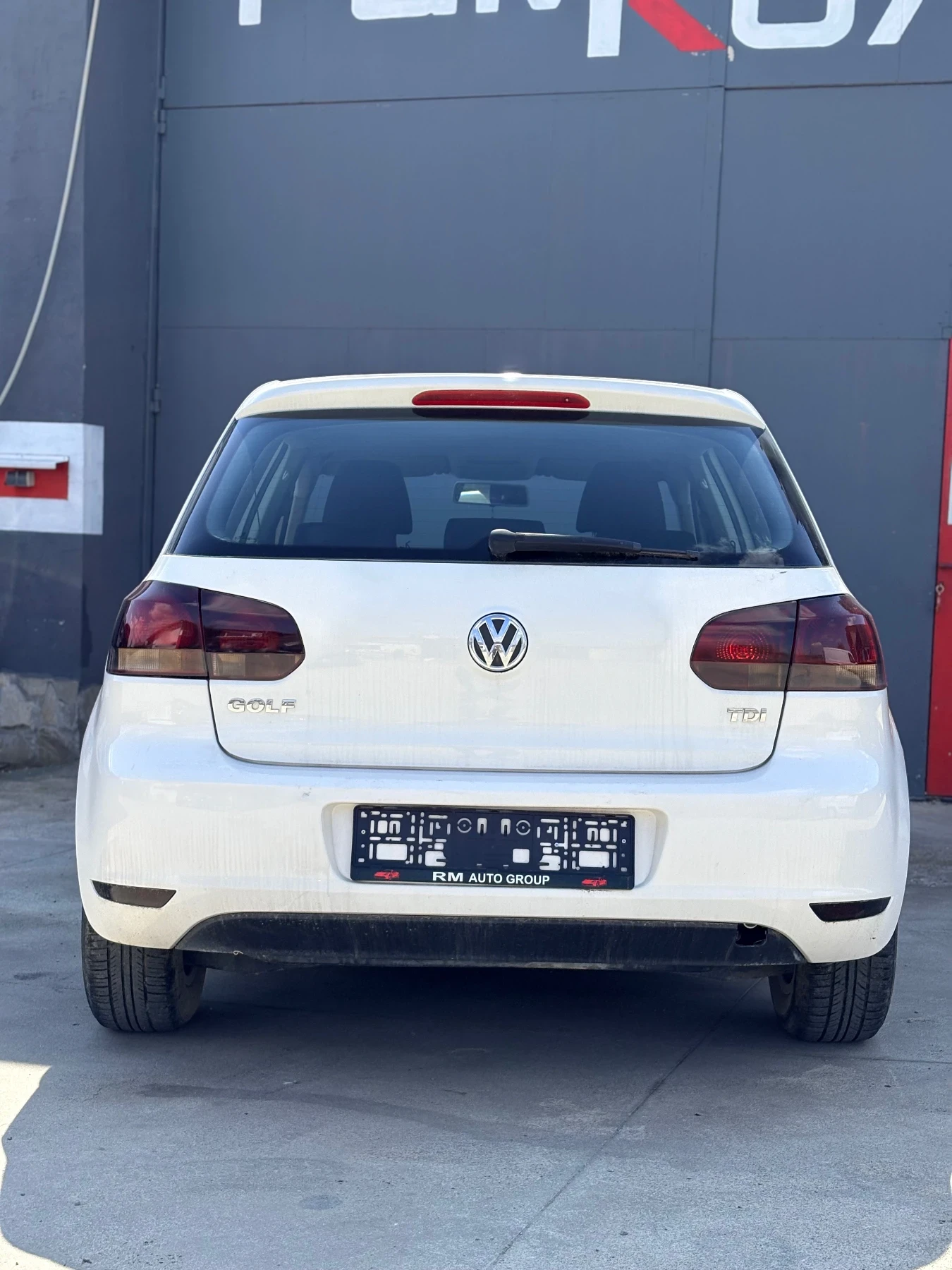 VW Golf 1.6 TDi, снимка 7 - Автомобили и джипове - 54177119