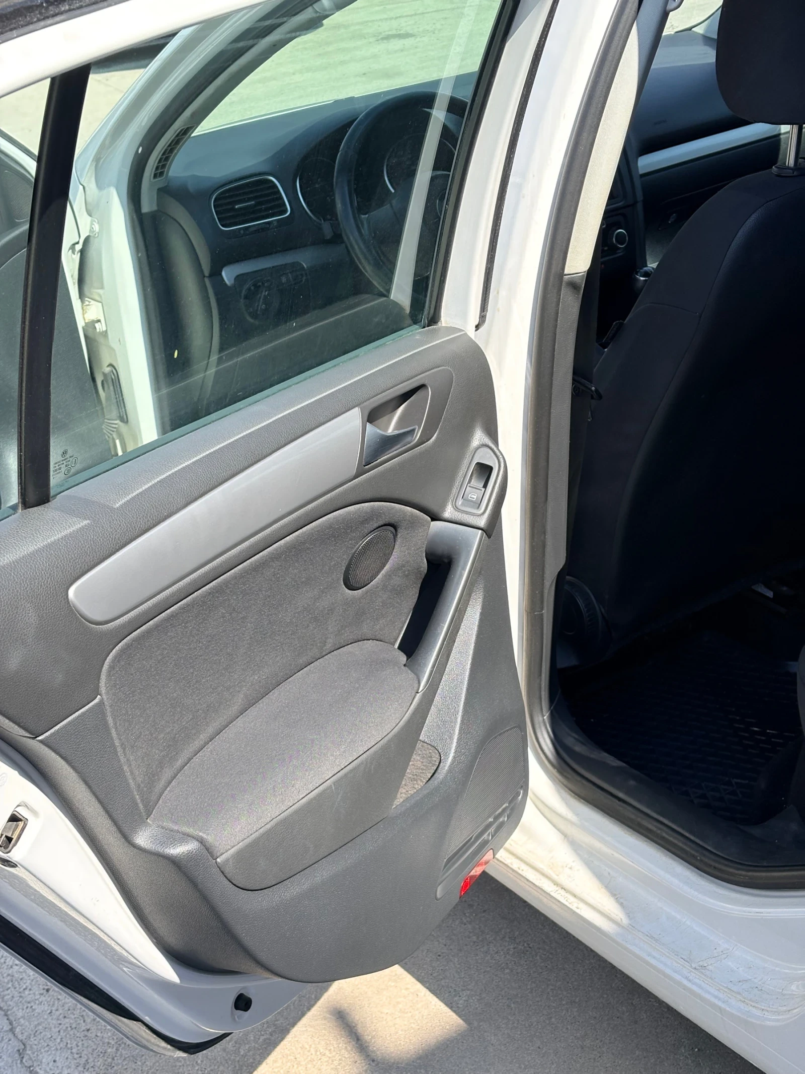 VW Golf 1.6 TDi, снимка 12 - Автомобили и джипове - 54177119