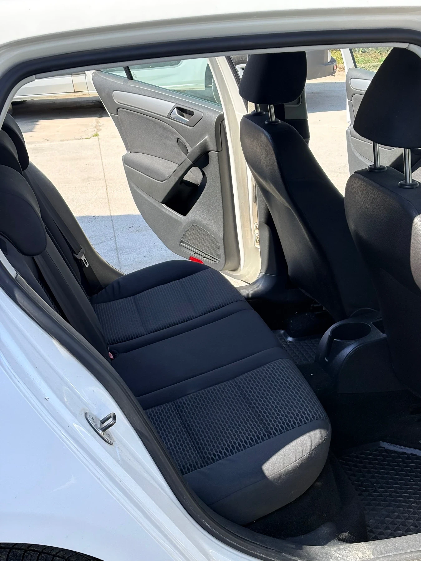 VW Golf 1.6 TDi, снимка 10 - Автомобили и джипове - 54177119