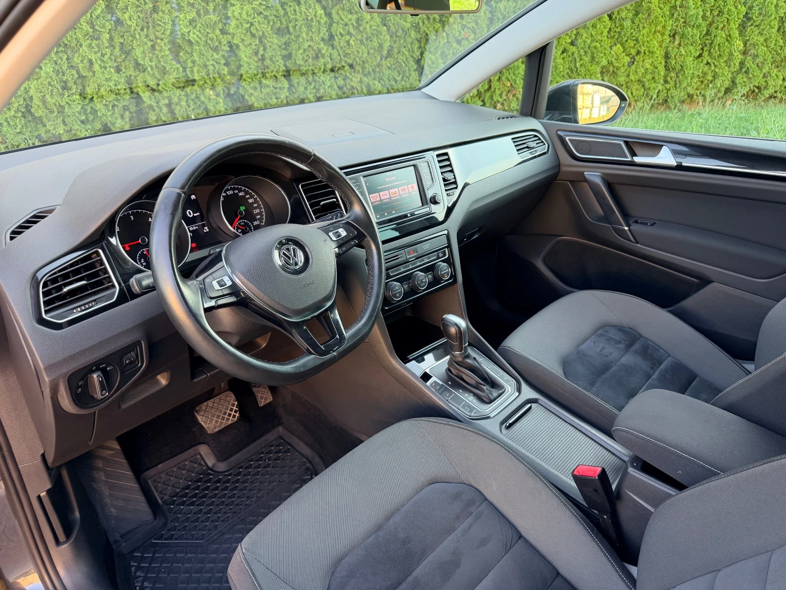 VW Sportsvan Highline 2.0 TDI* DSG* ACC* NAVI* Сервизна история, снимка 9 - Автомобили и джипове - 55107926