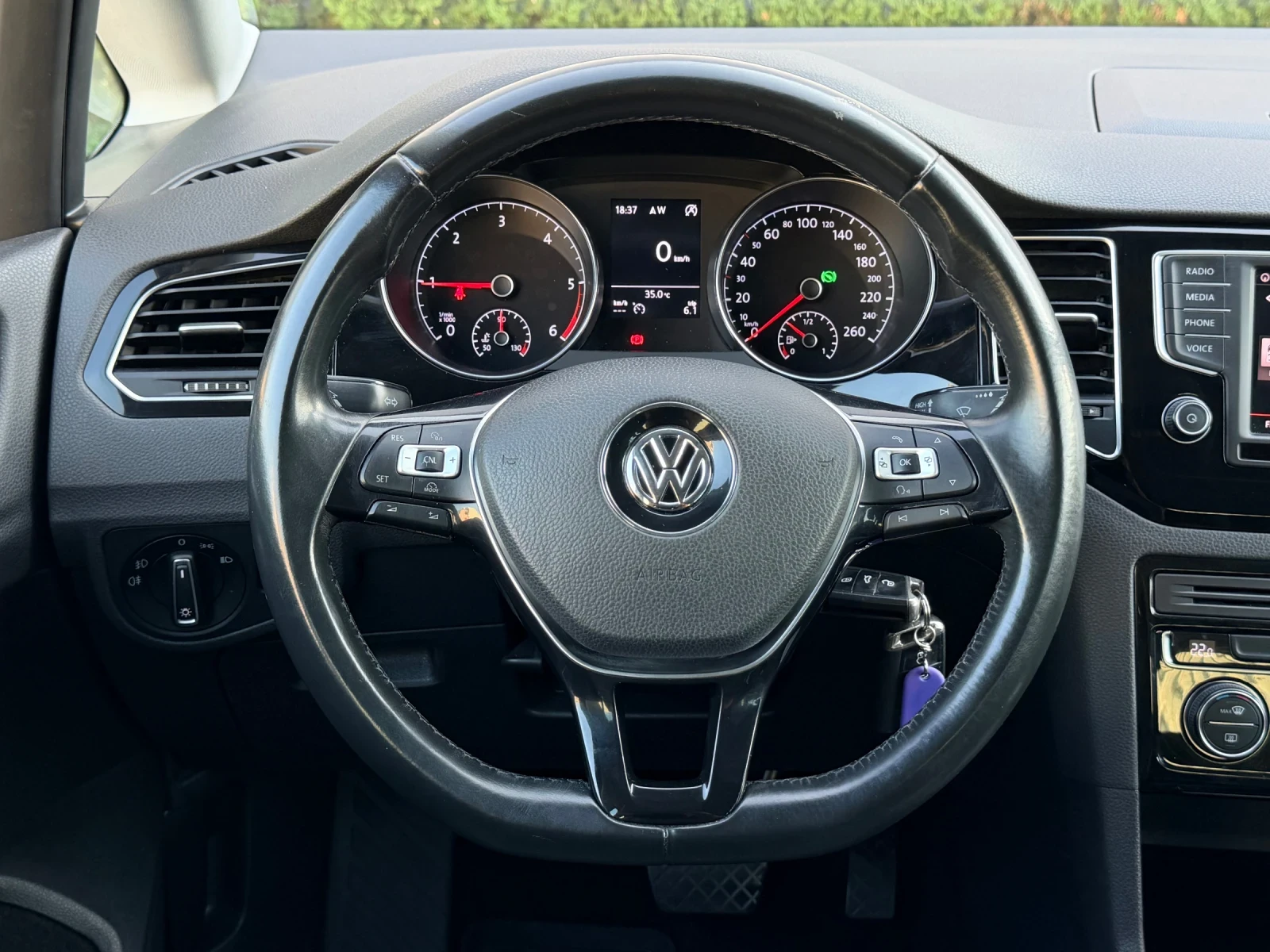 VW Sportsvan Highline 2.0 TDI* DSG* ACC* NAVI* Сервизна история, снимка 13 - Автомобили и джипове - 55107926