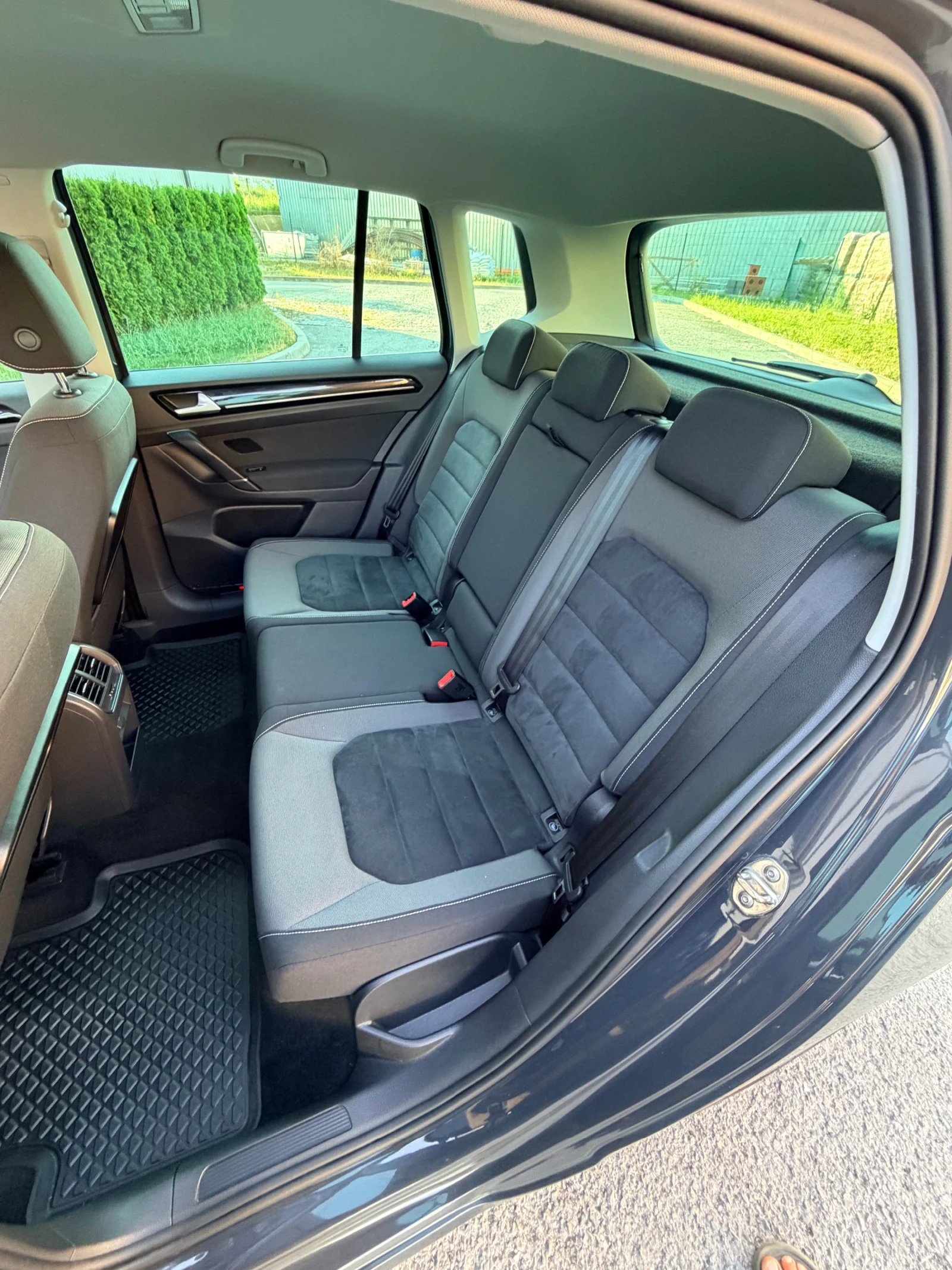VW Sportsvan Highline 2.0 TDI* DSG* ACC* NAVI* Сервизна история, снимка 15 - Автомобили и джипове - 55107926