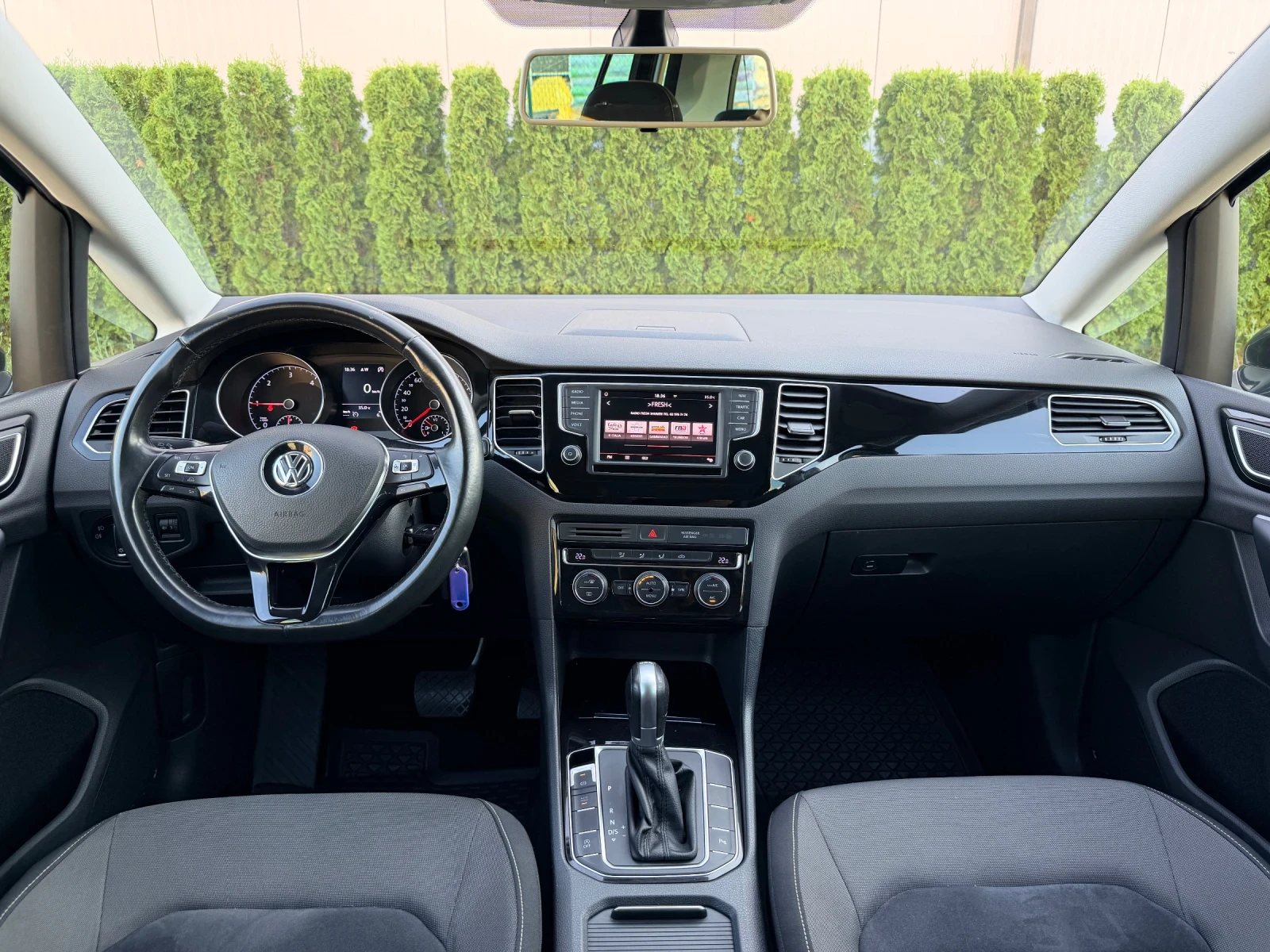 VW Sportsvan Highline 2.0 TDI* DSG* ACC* NAVI* Сервизна история, снимка 10 - Автомобили и джипове - 55107926