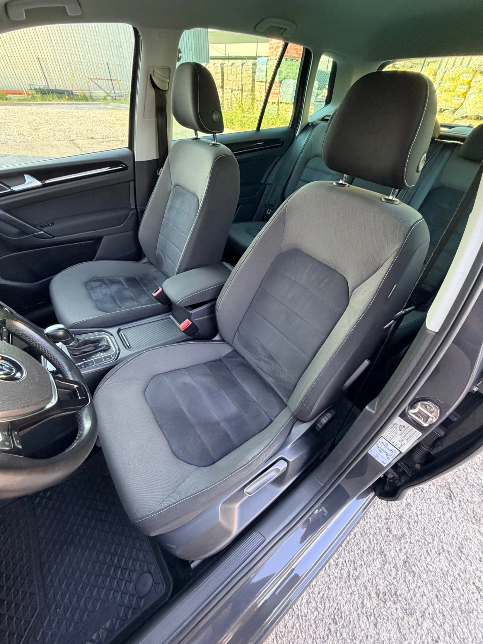VW Sportsvan Highline 2.0 TDI* DSG* ACC* NAVI* Сервизна история, снимка 14 - Автомобили и джипове - 55107926