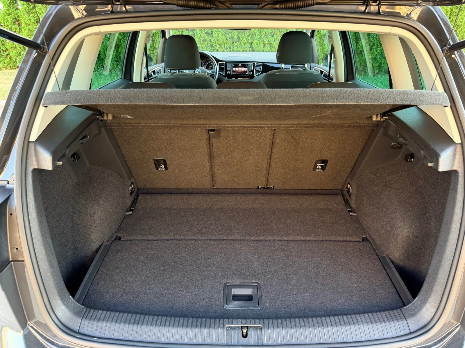 VW Sportsvan Highline 2.0 TDI* DSG* ACC* NAVI* Сервизна история, снимка 16 - Автомобили и джипове - 55107926