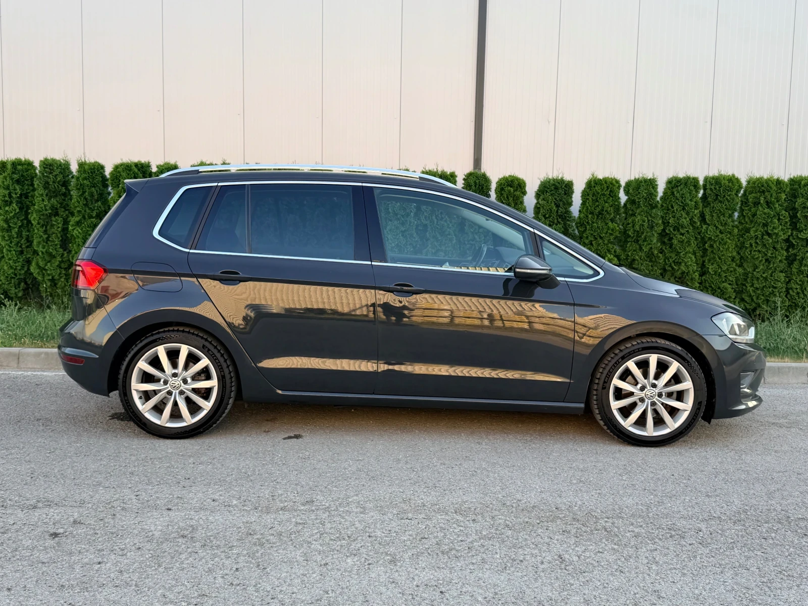 VW Sportsvan Highline 2.0 TDI* DSG* ACC* NAVI* Сервизна история, снимка 7 - Автомобили и джипове - 55107926