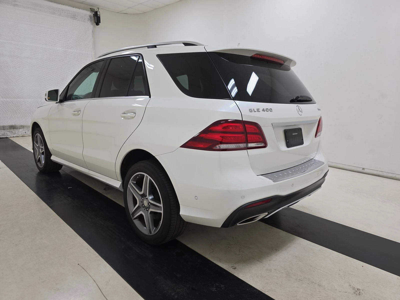 Mercedes-Benz GLE 400 4MATIC* AMG* LED* Harman* Distronic* М.точка* Подг - изображение 4