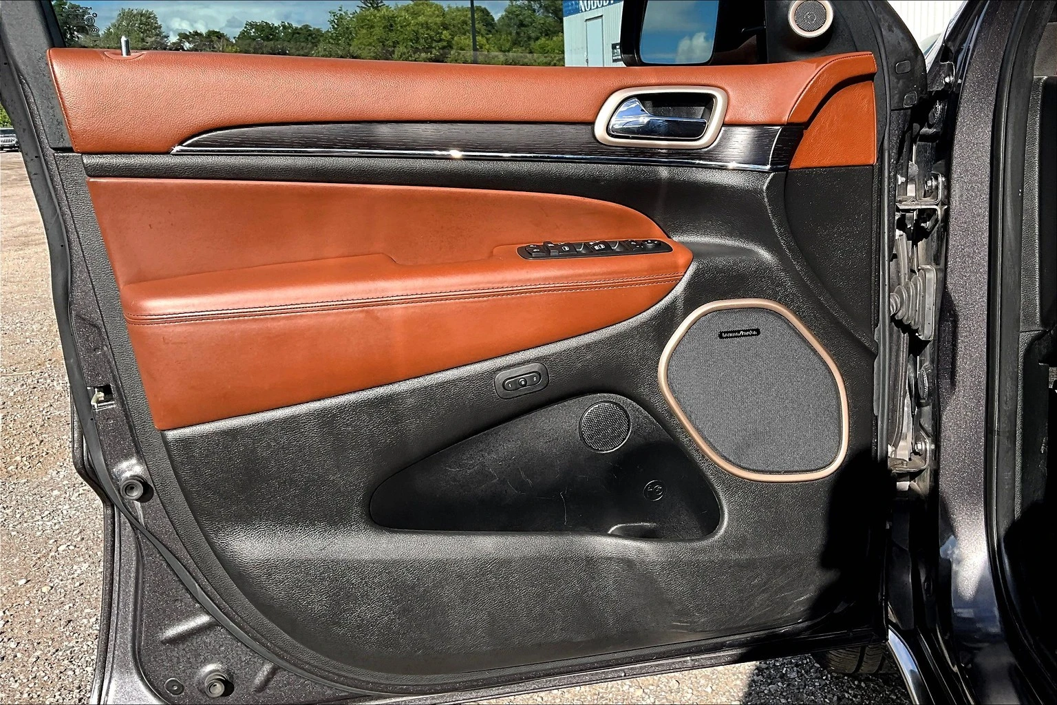 Jeep Grand cherokee SUMMIT V8 HEMI ДИСТРОНИК HARMAN KARDON ТЕЛЕВИЗОРИ - изображение 7