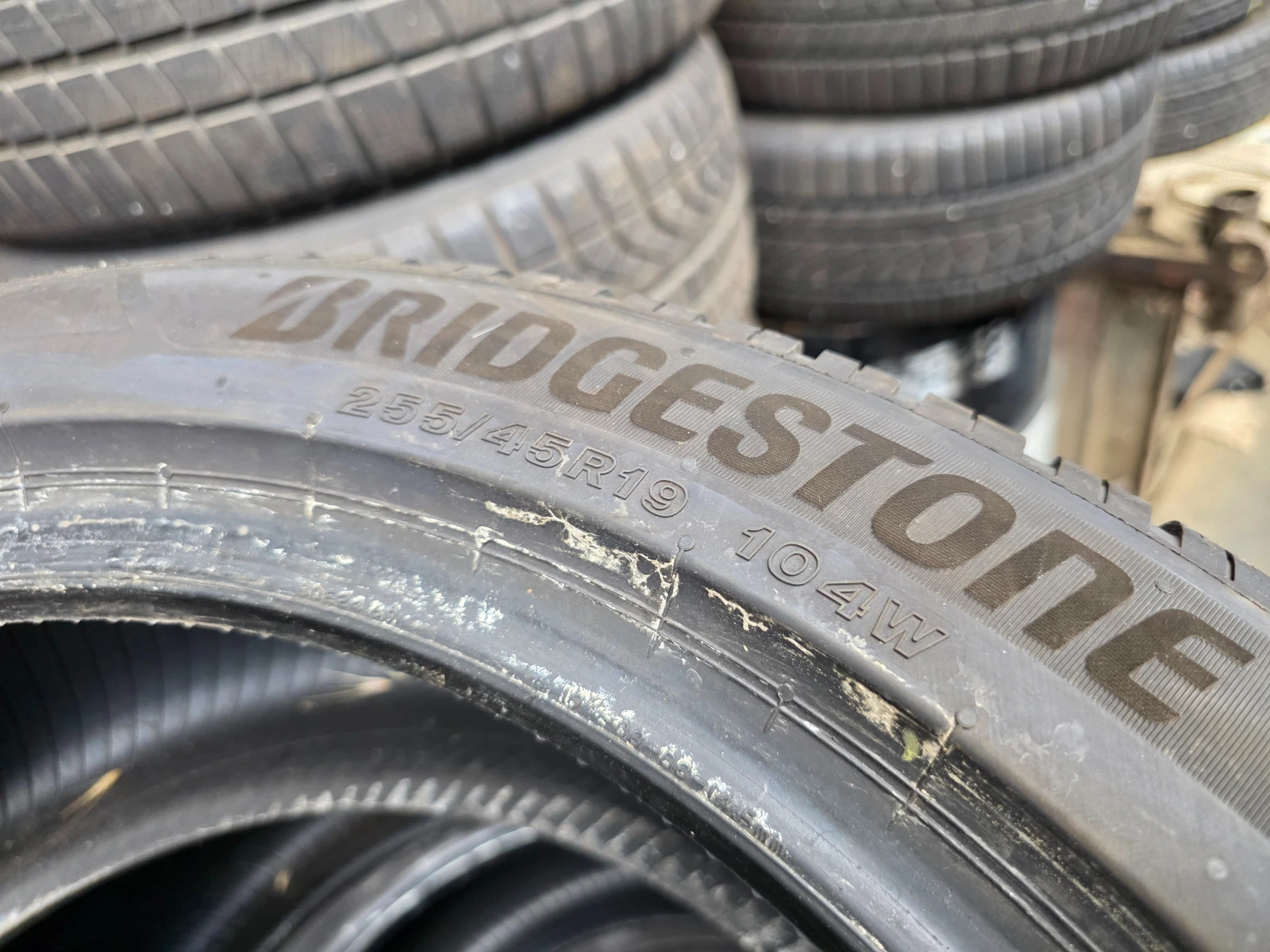 Гуми Зимни 255/45R19, снимка 4 - Гуми и джанти - 55496640