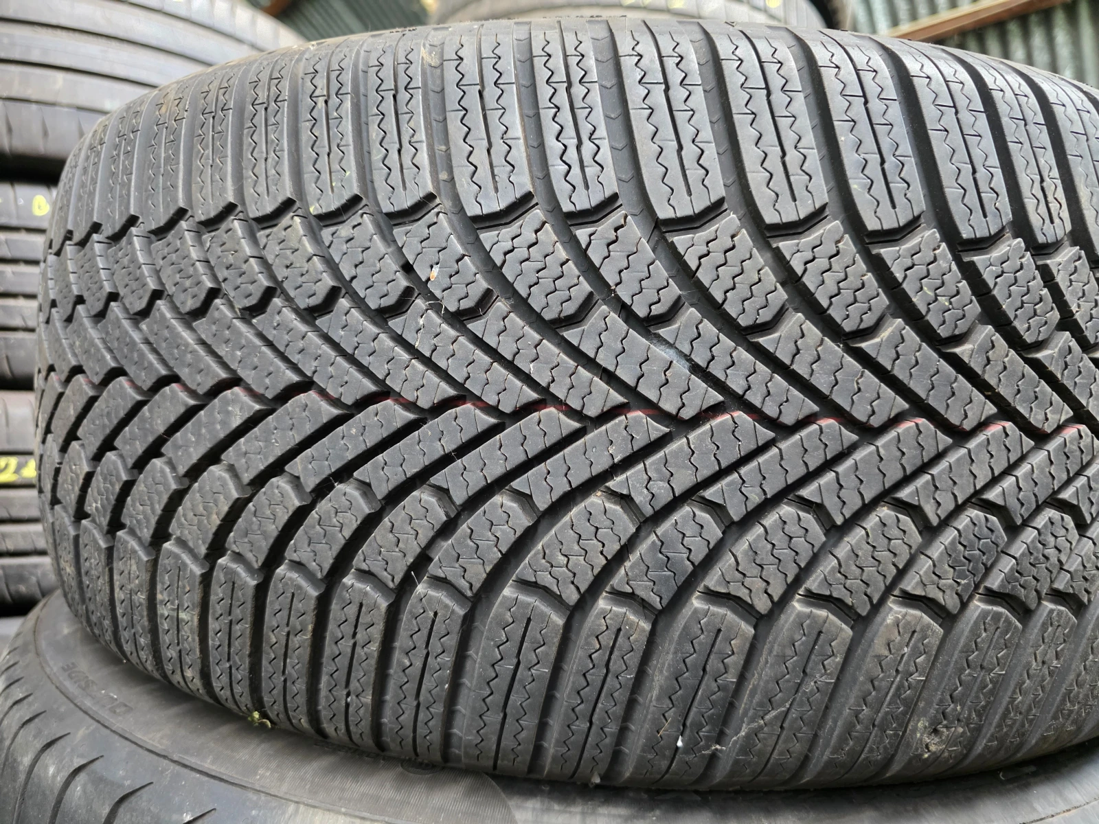 Гуми Зимни 255/45R19, снимка 2 - Гуми и джанти - 55496640