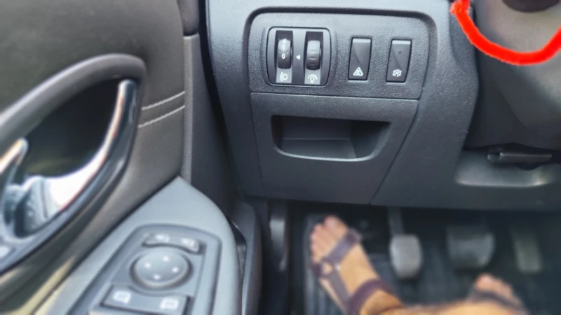 Renault Grand scenic Bose 1.6 dci, снимка 8 - Автомобили и джипове - 52537530