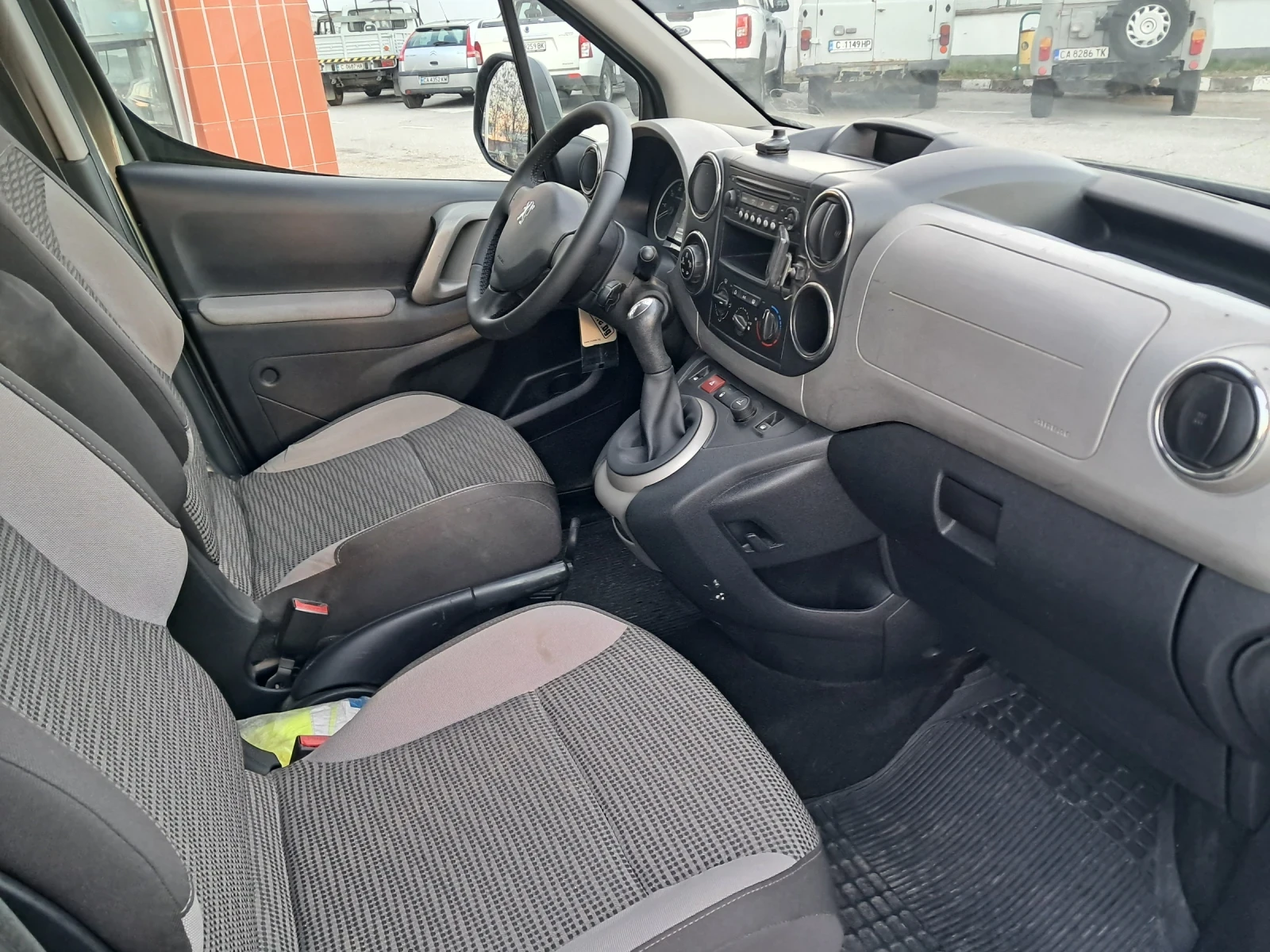 Peugeot Partner 1.6 HDi 110ks пътнически, снимка 6 - Автомобили и джипове - 54101855