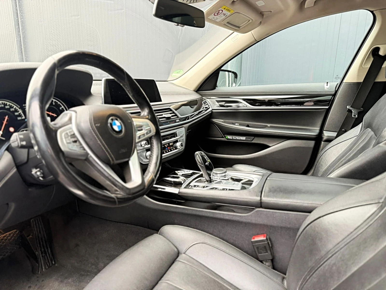 BMW 740 BMW 740d M SPORT* NIGHT* 3xTV* 360* Laser* Assist*, снимка 11 - Автомобили и джипове - 54111963