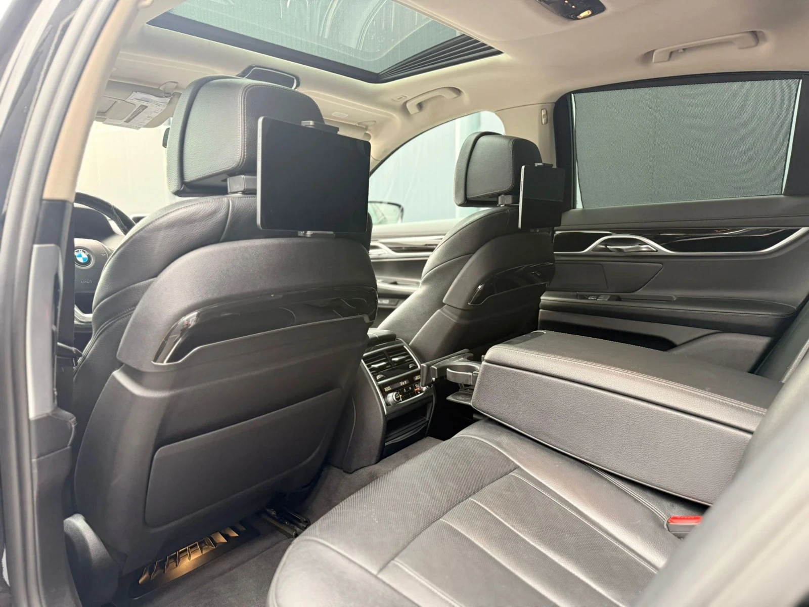 BMW 740 BMW 740d M SPORT* NIGHT* 3xTV* 360* Laser* Assist*, снимка 12 - Автомобили и джипове - 54111963