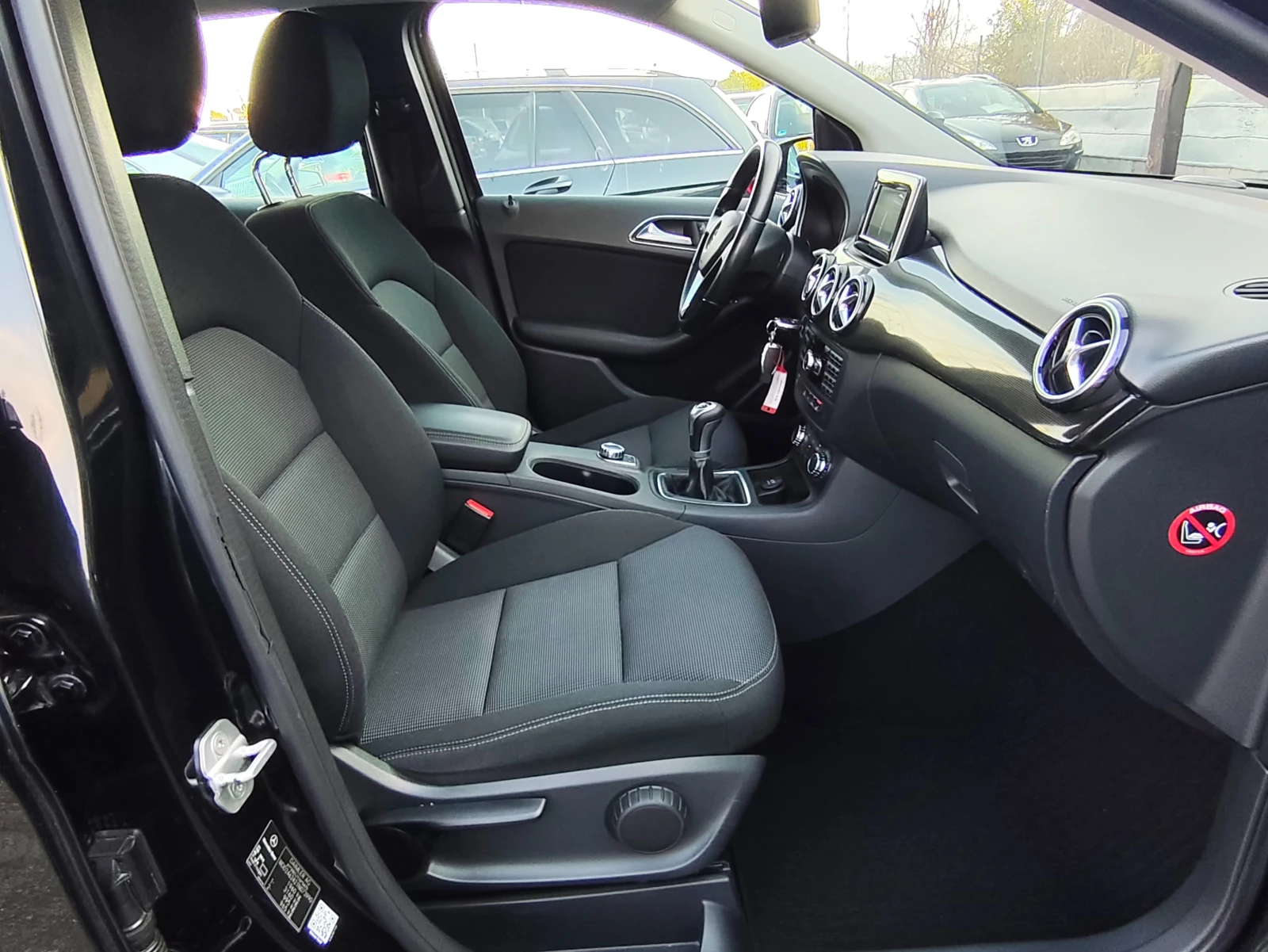 Mercedes-Benz B 180 i 122к.с.  Евро 6 + PDC+ Distronic+ Navi, снимка 10 - Автомобили и джипове - 55812360