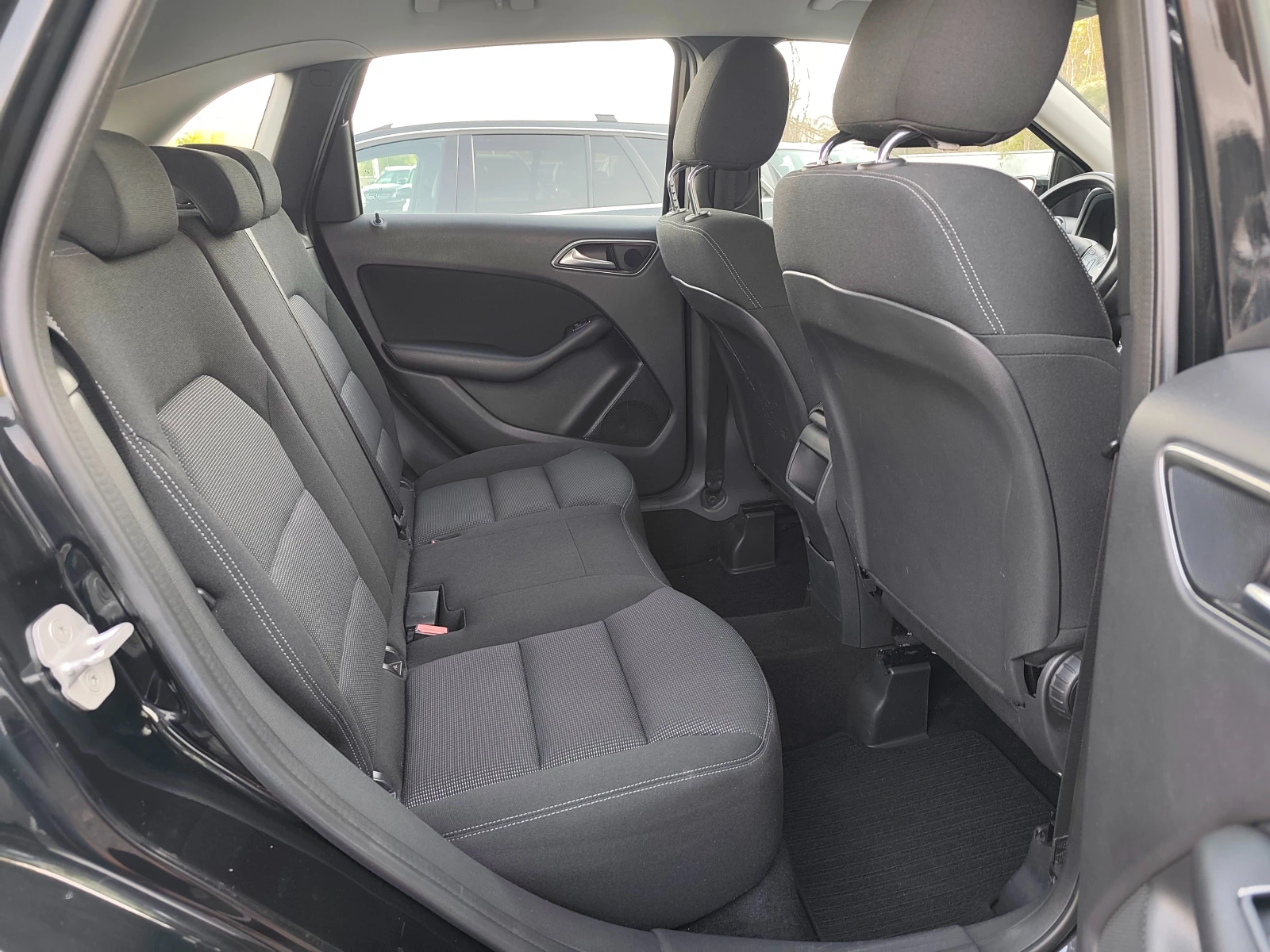 Mercedes-Benz B 180 i 122к.с.  Евро 6 + PDC+ Distronic+ Navi, снимка 13 - Автомобили и джипове - 55812360