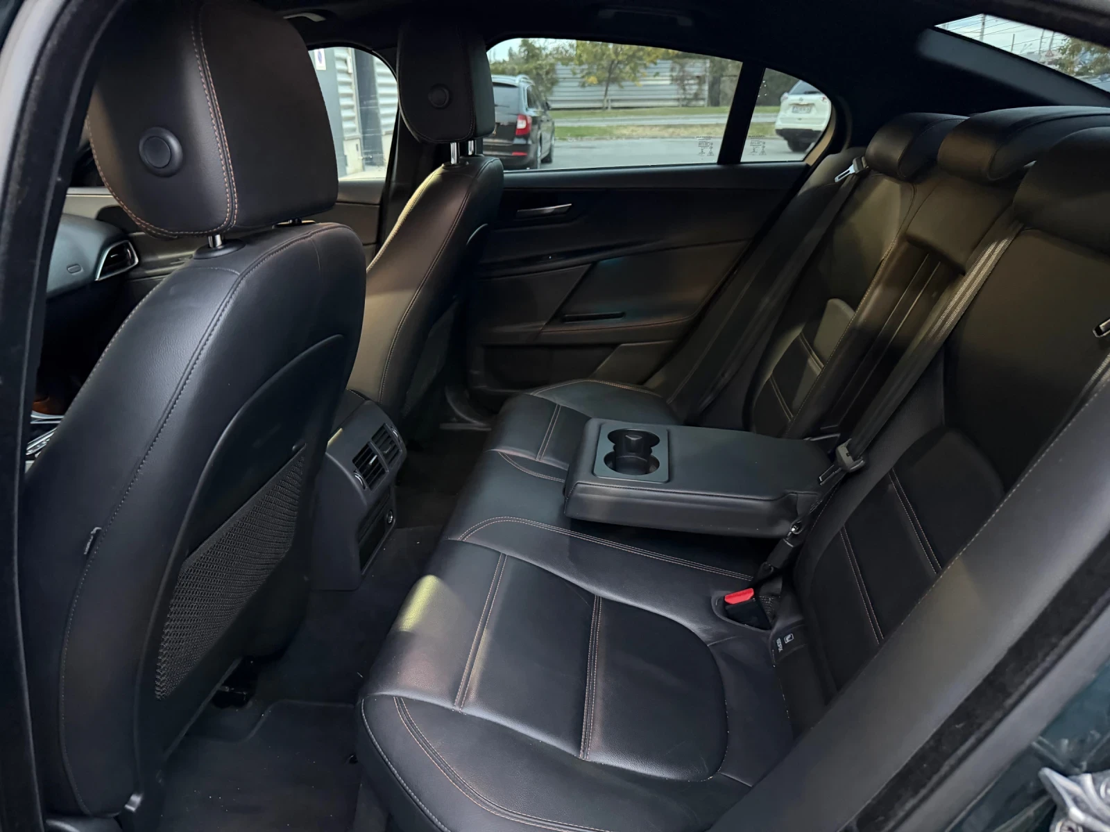 Jaguar XE Регистрирана! Всичко платено до 2027, реални км, снимка 9 - Автомобили и джипове - 55900179