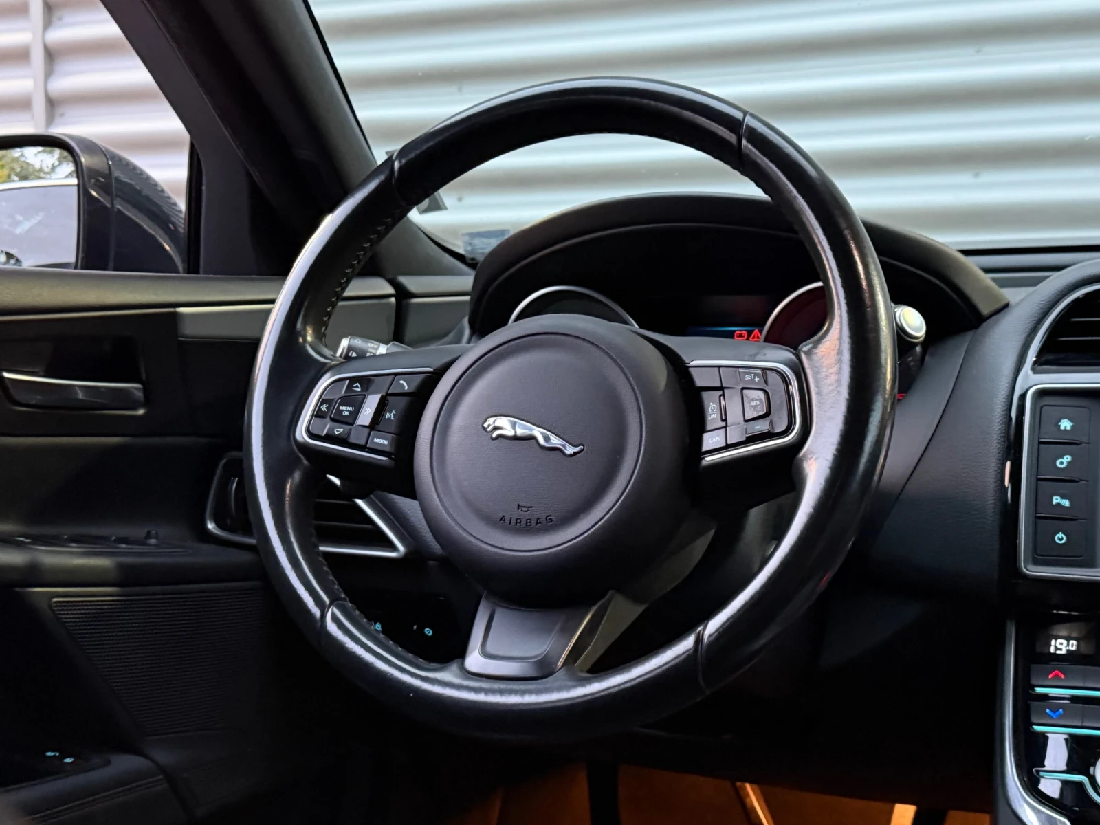 Jaguar XE Регистрирана! Всичко платено до 2027, реални км, снимка 12 - Автомобили и джипове - 55900179