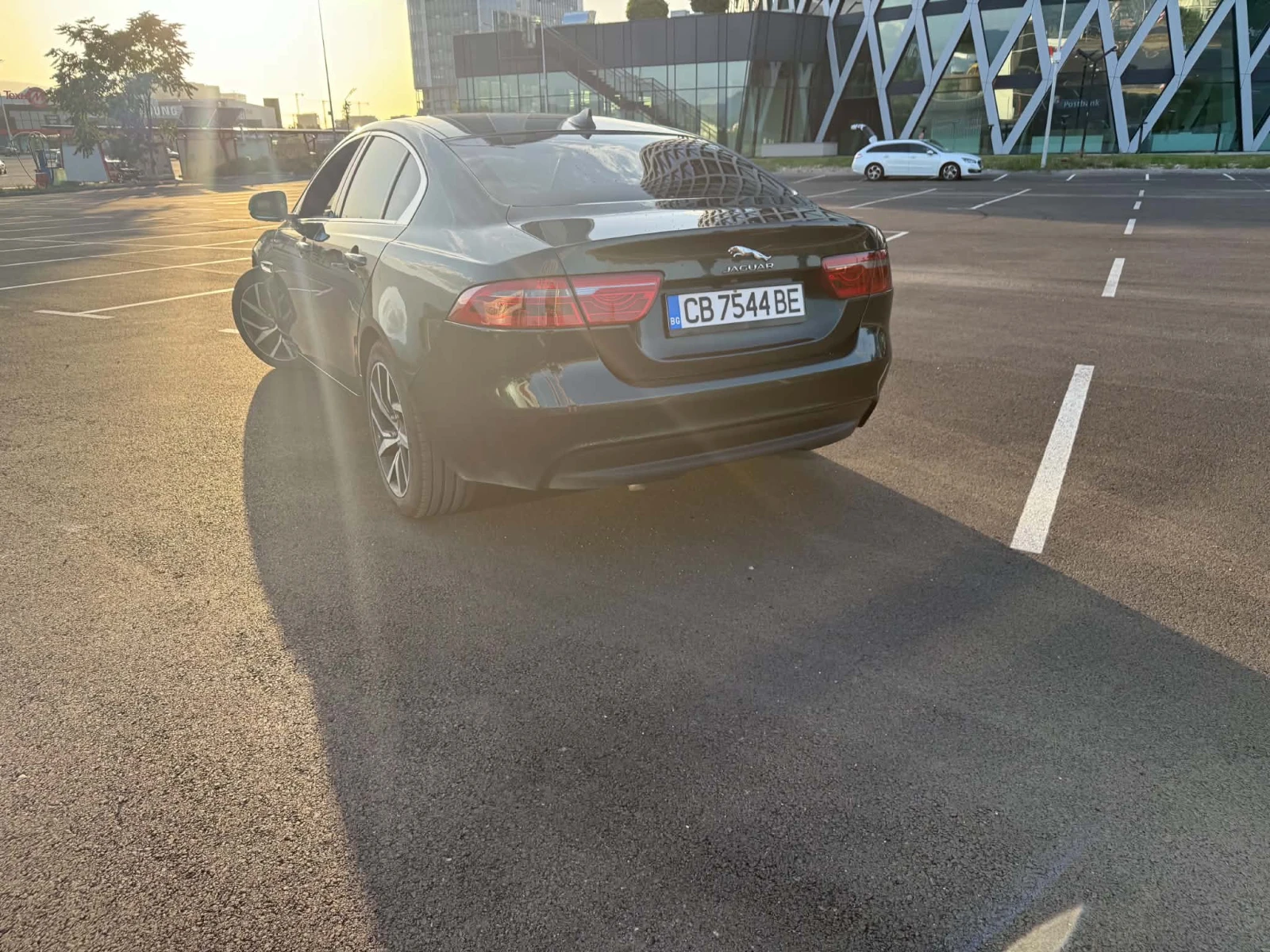 Jaguar XE, снимка 3 - Автомобили и джипове - 55900179