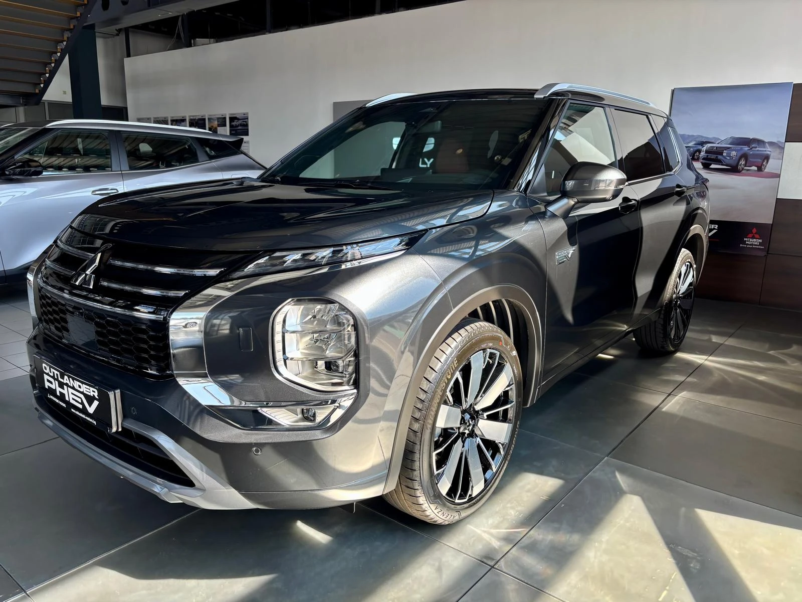 Mitsubishi Outlander INSTYLE+ PHEV, снимка 3 - Автомобили и джипове - 55583528