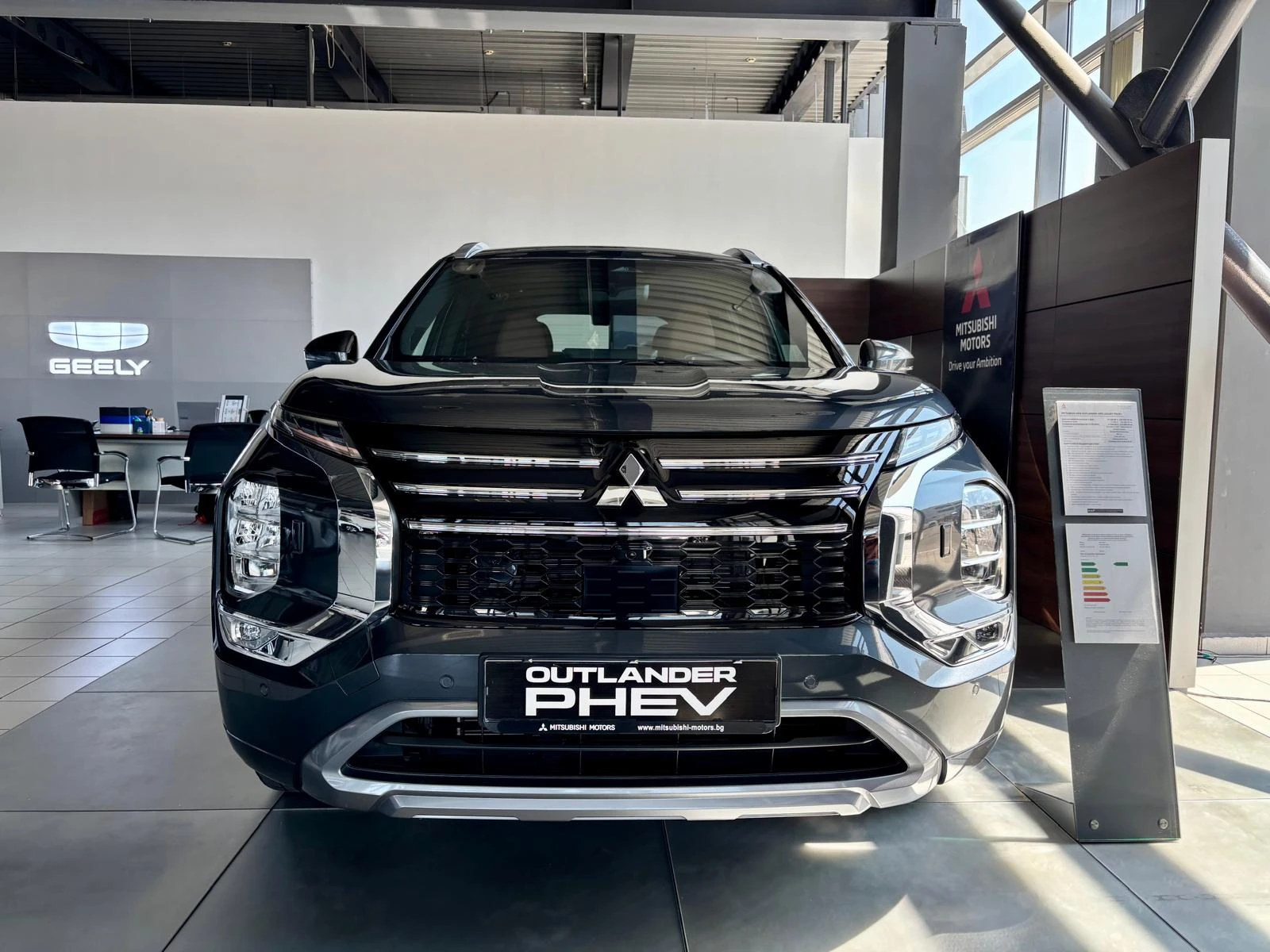Mitsubishi Outlander INSTYLE+ PHEV, снимка 2 - Автомобили и джипове - 55583528