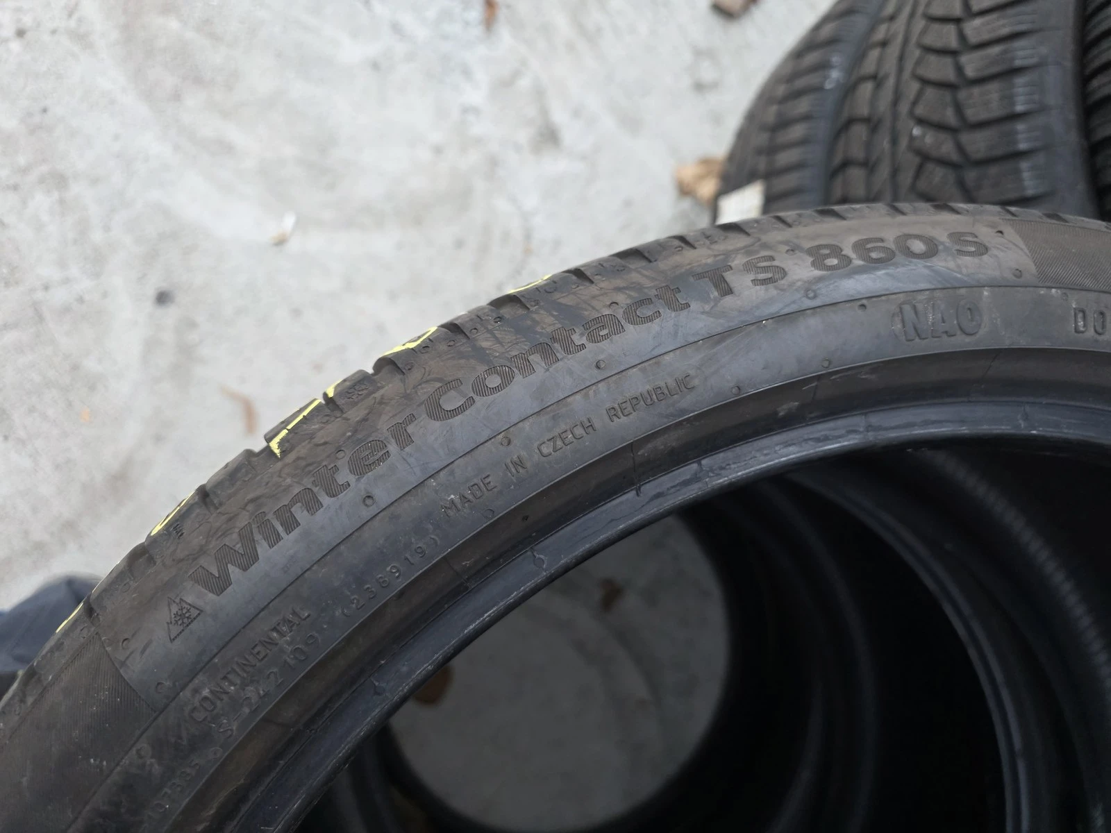 Гуми Зимни 295/30R21, снимка 3 - Гуми и джанти - 56663194