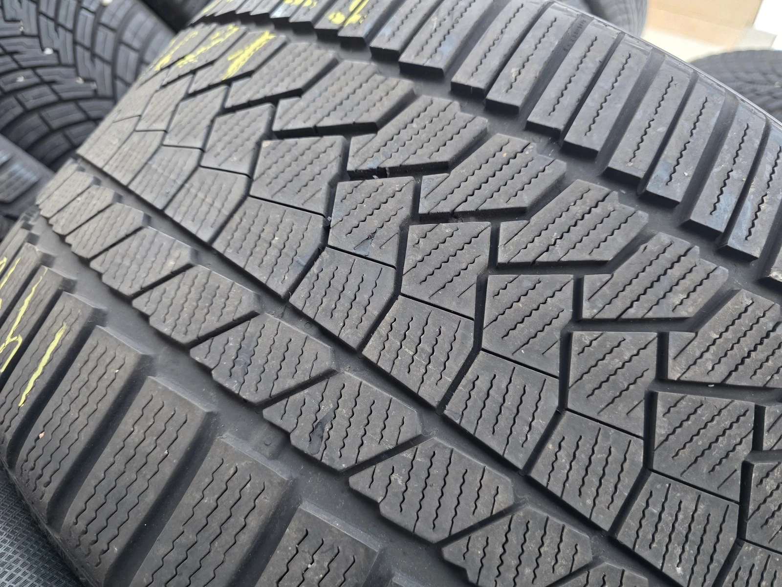 Гуми Зимни 295/30R21, снимка 7 - Гуми и джанти - 56663194