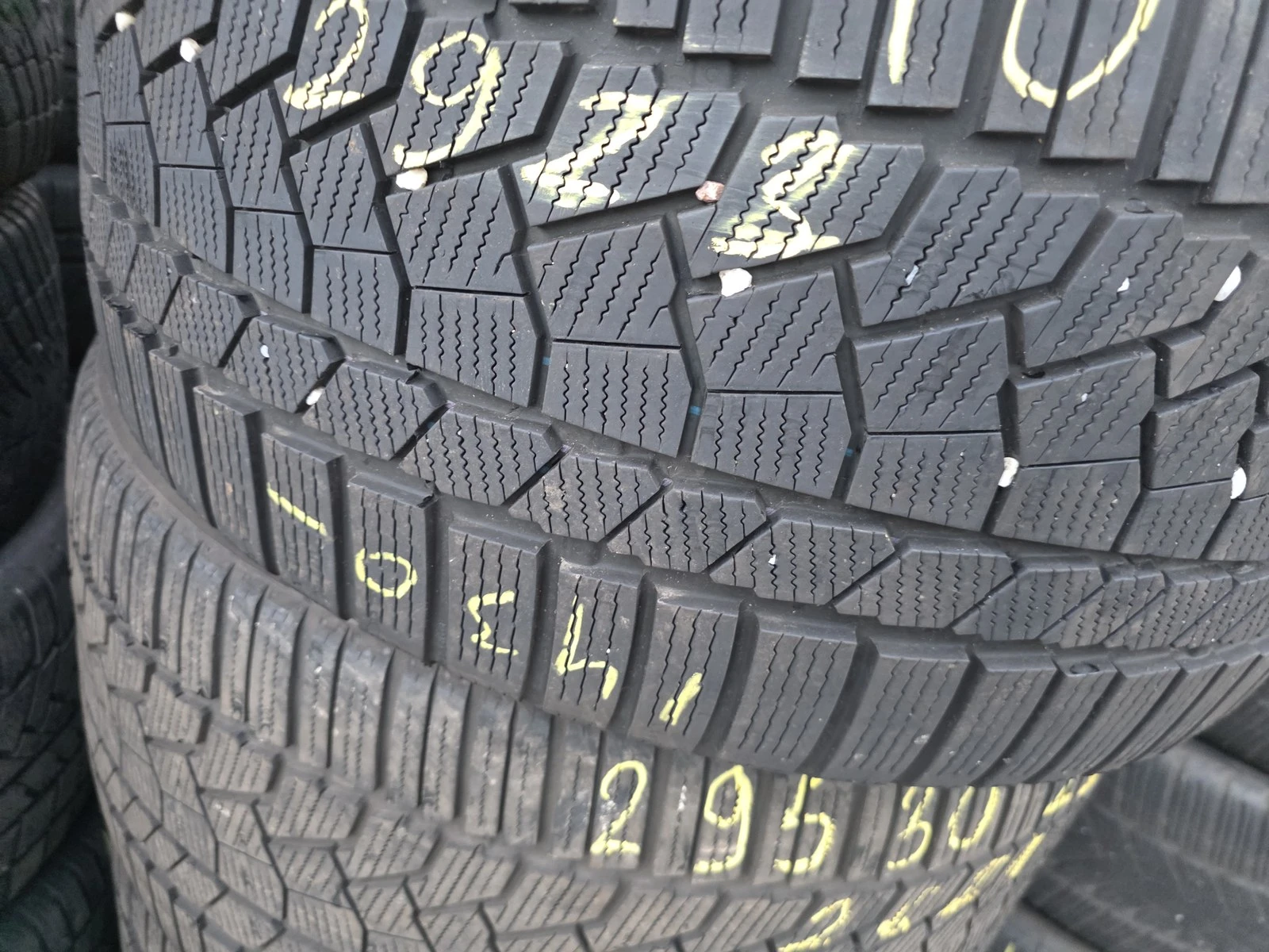 Гуми Зимни 295/30R21, снимка 4 - Гуми и джанти - 56663194