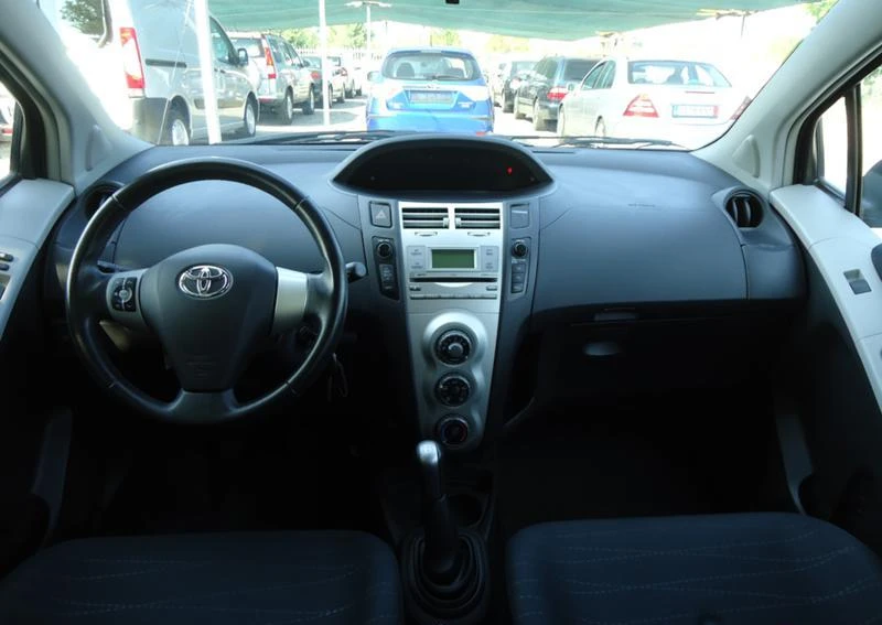 Toyota Yaris 1, 3 VVTI, снимка 11 - Автомобили и джипове - 55775182