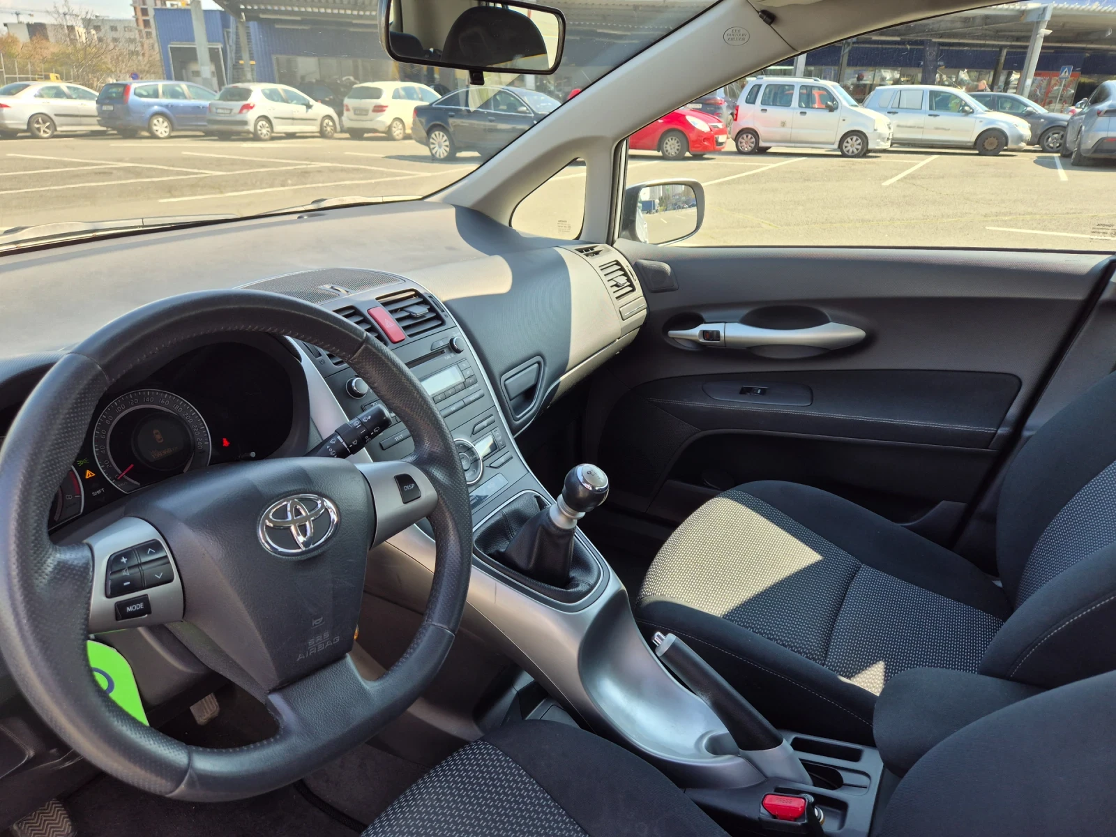 Toyota Auris 1.3 facelift, снимка 9 - Автомобили и джипове - 54173579