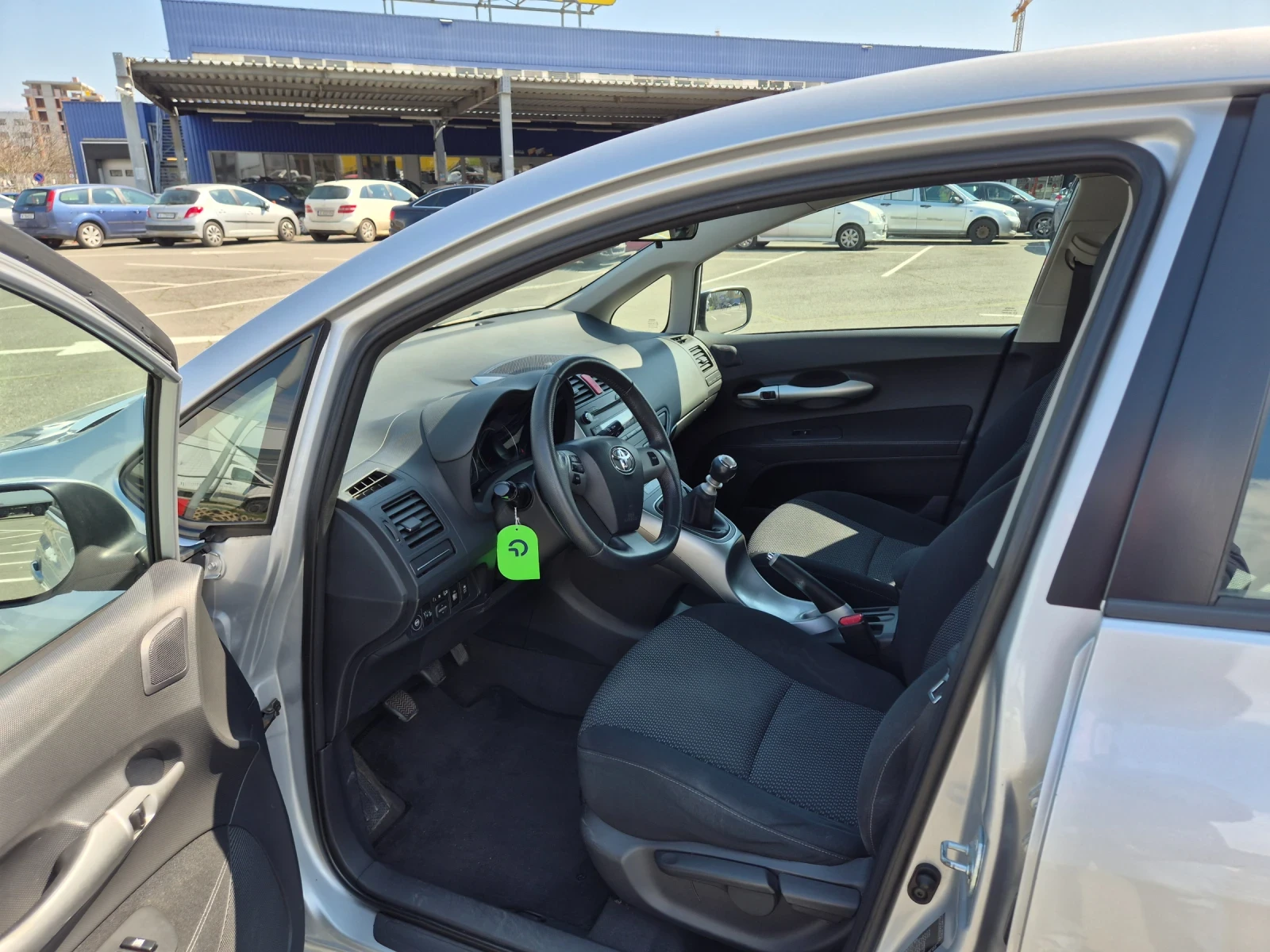 Toyota Auris 1.3 facelift, снимка 12 - Автомобили и джипове - 54173579