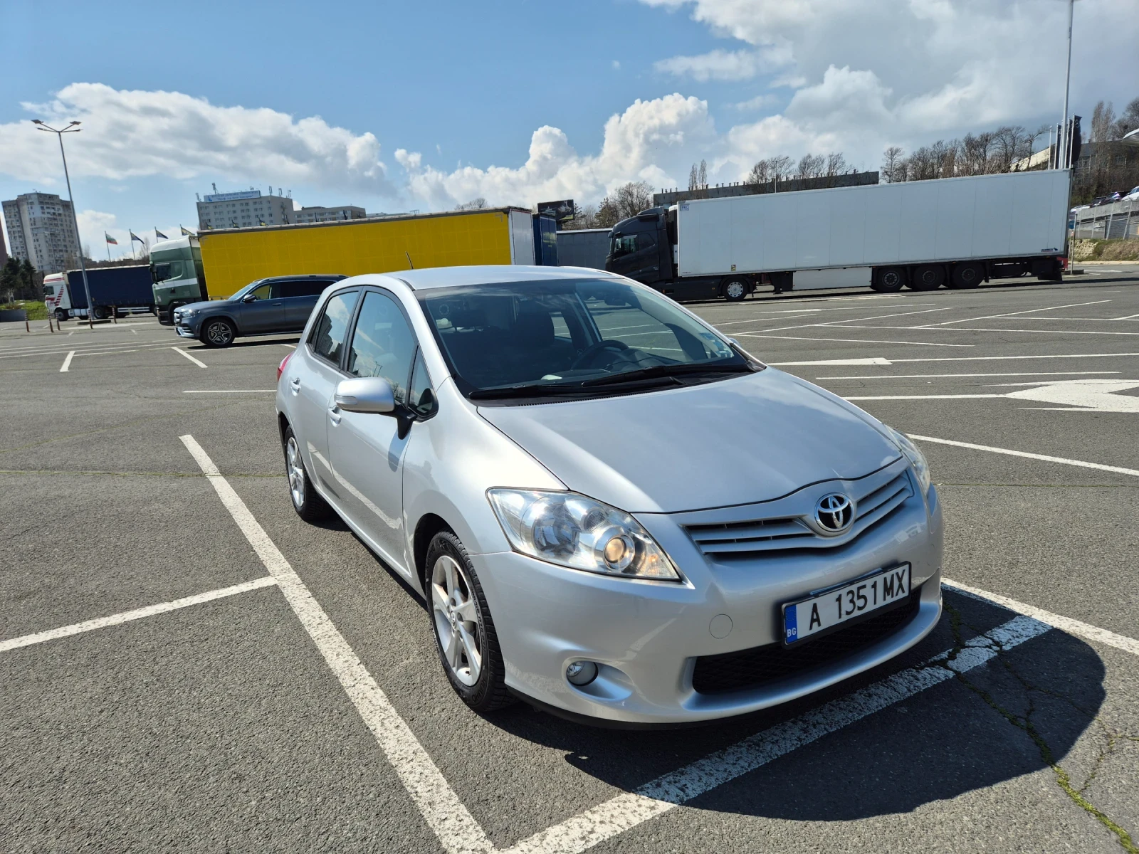 Toyota Auris 1.3 facelift, снимка 13 - Автомобили и джипове - 54173579