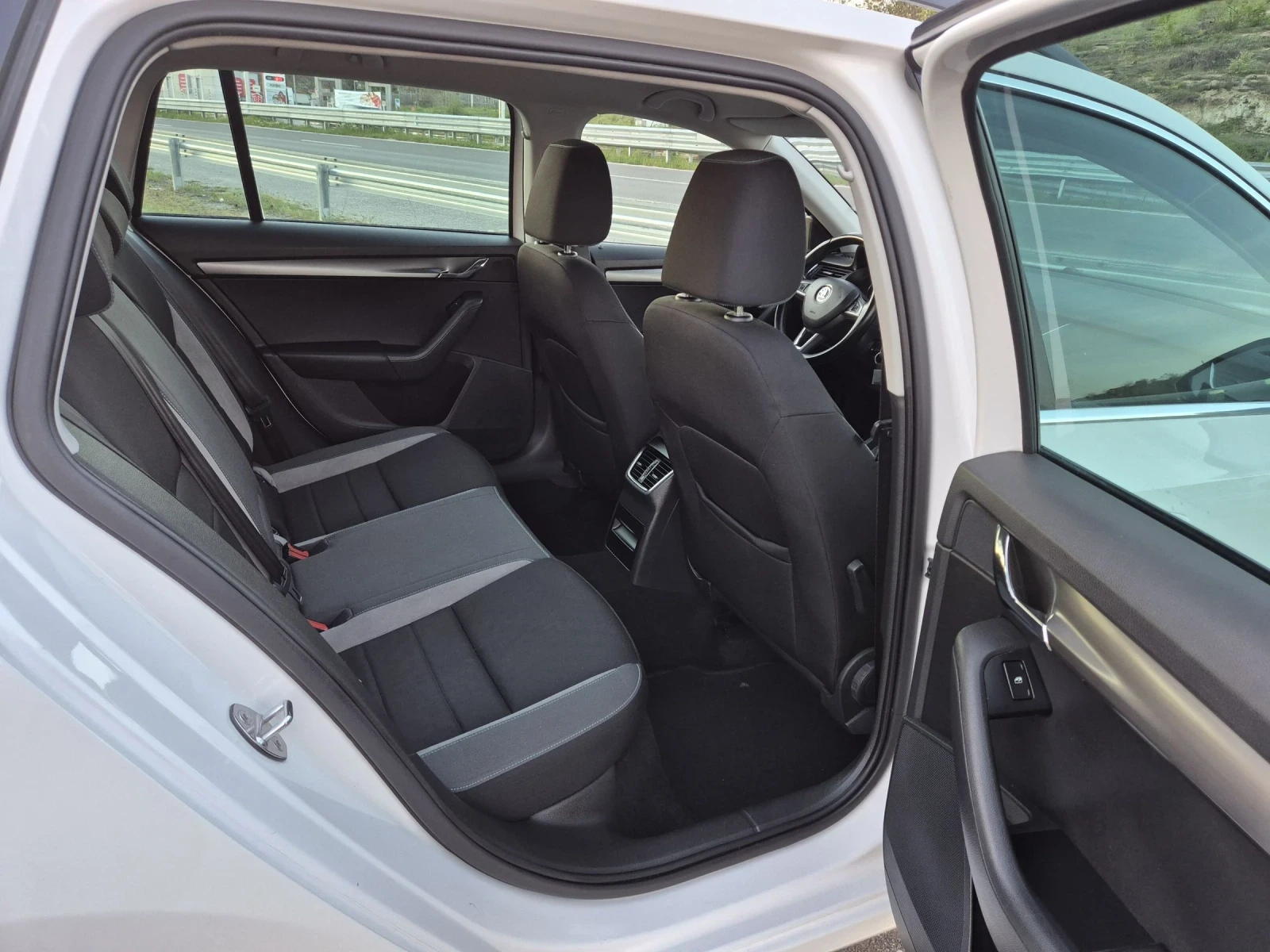 Skoda Octavia 1.6TDI/DSG/EVRO6, снимка 8 - Автомобили и джипове - 54577148