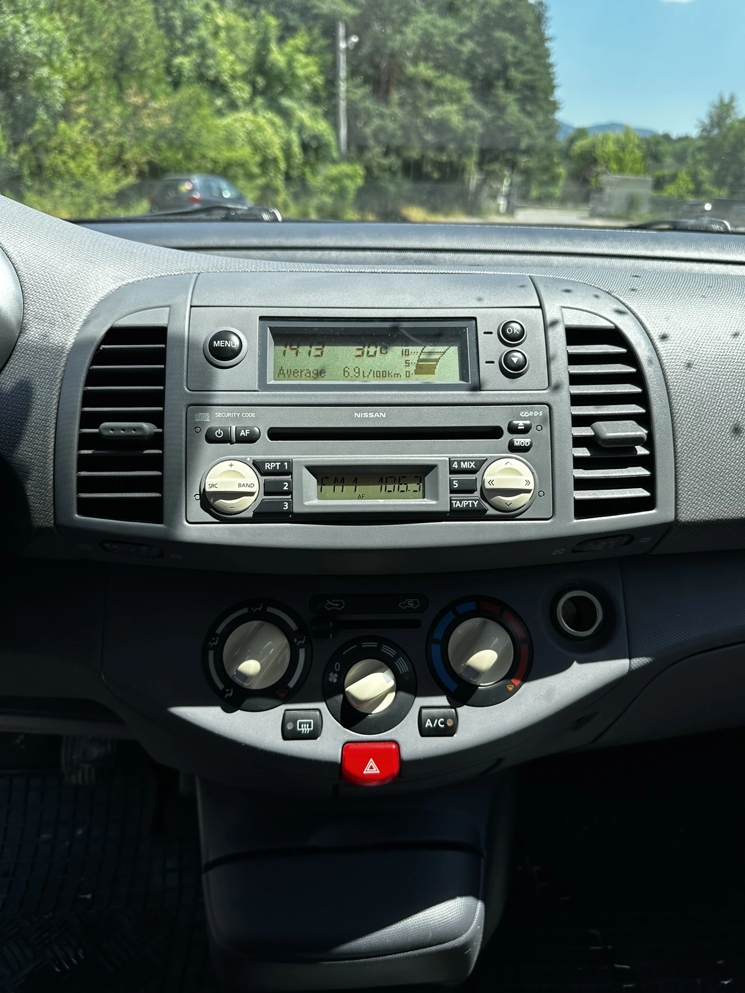 Nissan Micra 1.2i Климатик, снимка 10 - Автомобили и джипове - 55077781