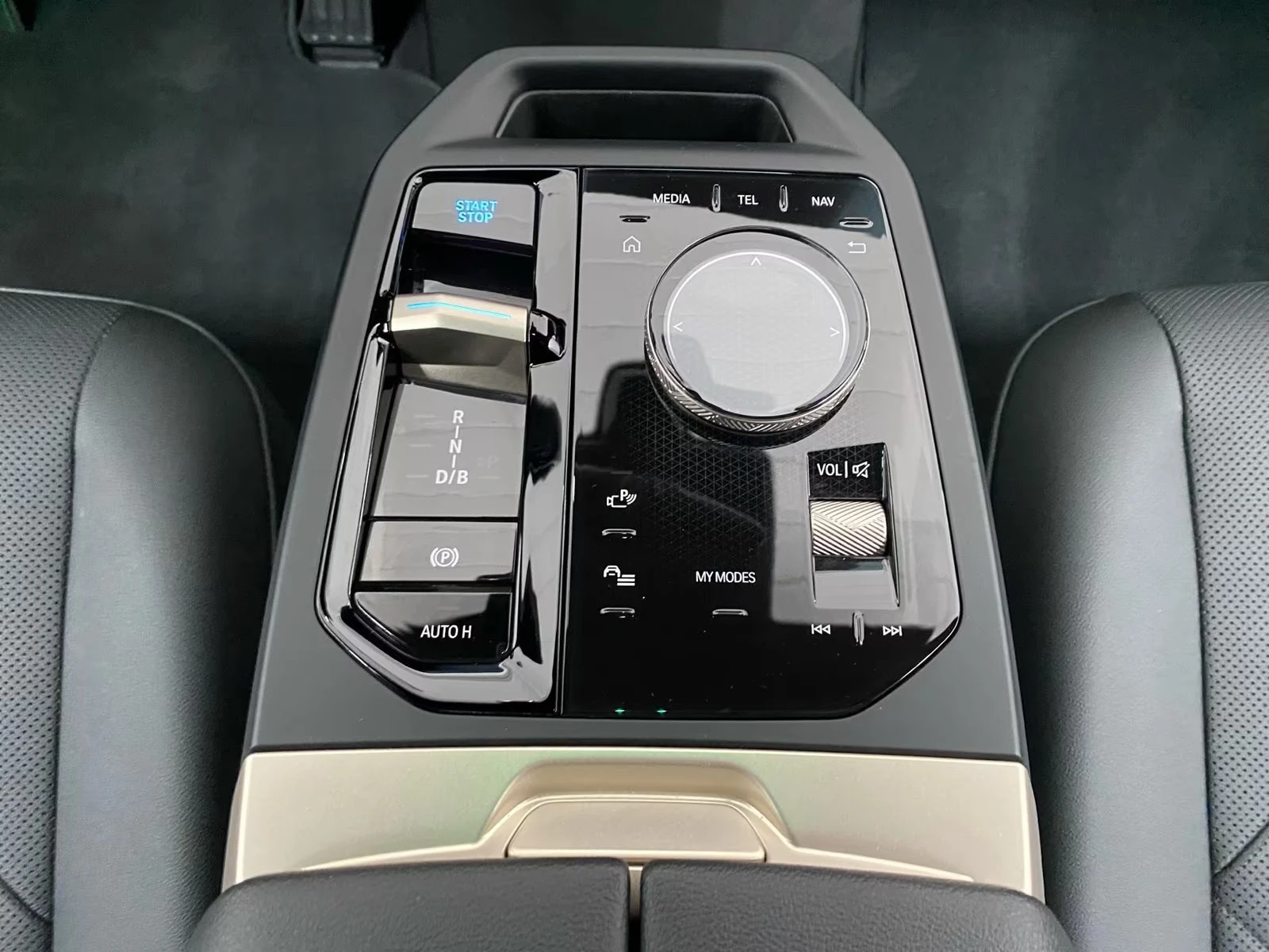 BMW iX xDRIVE/40HP/SPORT/HUD/360/ACC/22/H&K/517z, снимка 13 - Автомобили и джипове - 55123694