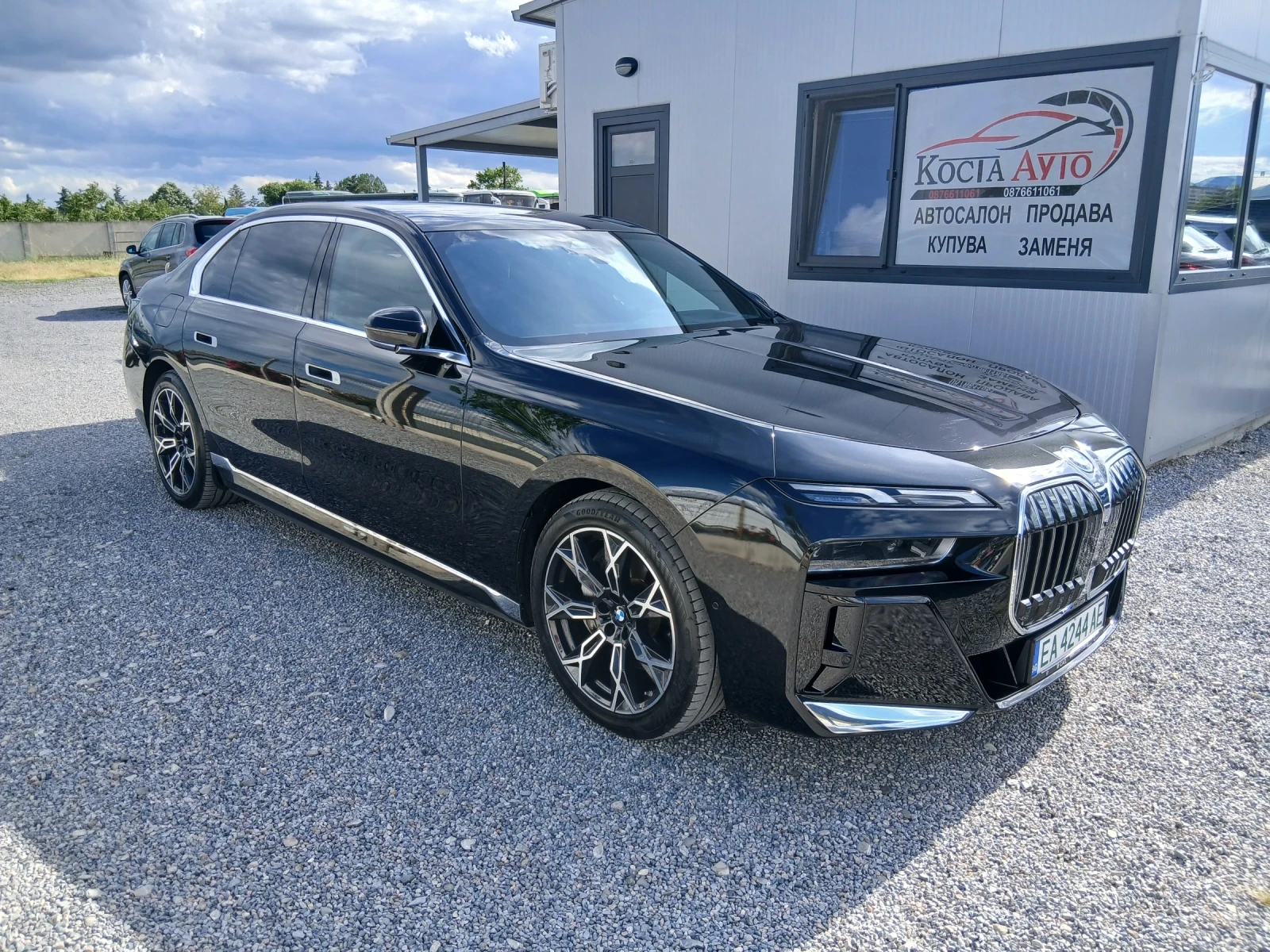 BMW i7, снимка 2 - Автомобили и джипове - 53990006