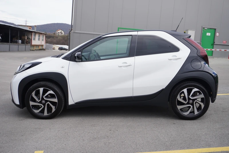 Toyota Aygo X 1.0VVTi Lounge Dual Tone/13.000km!!, снимка 2 - Автомобили и джипове - 52512527