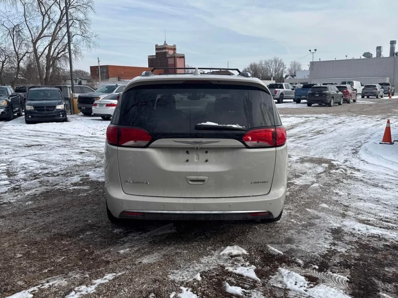 Chrysler Pacifica * Limited * CARFAX * БЕЗ ПЪРВОНАЧАЛНА ВНОСКА, снимка 4 - Автомобили и джипове - 53023588