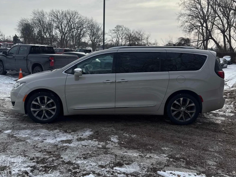 Chrysler Pacifica * Limited * CARFAX * БЕЗ ПЪРВОНАЧАЛНА ВНОСКА, снимка 2 - Автомобили и джипове - 53023588