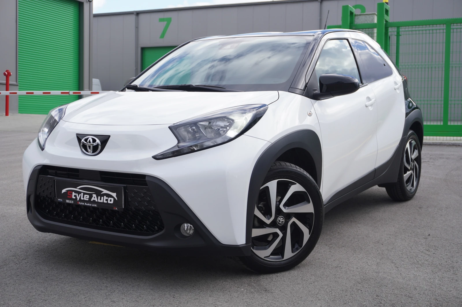 Toyota Aygo X 1.0VVTi Lounge Dual Tone/13.000km!! | Mobile.bg   1